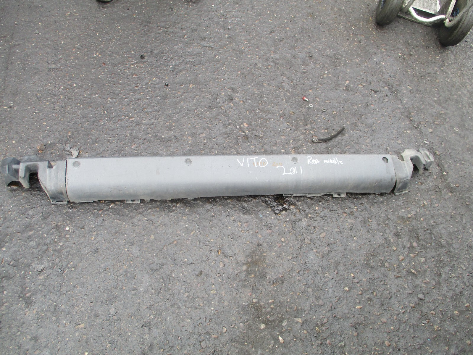 2011 MERCEDES BENZ W639 VITO REAR MIDDLE BUMPER PLASTIC