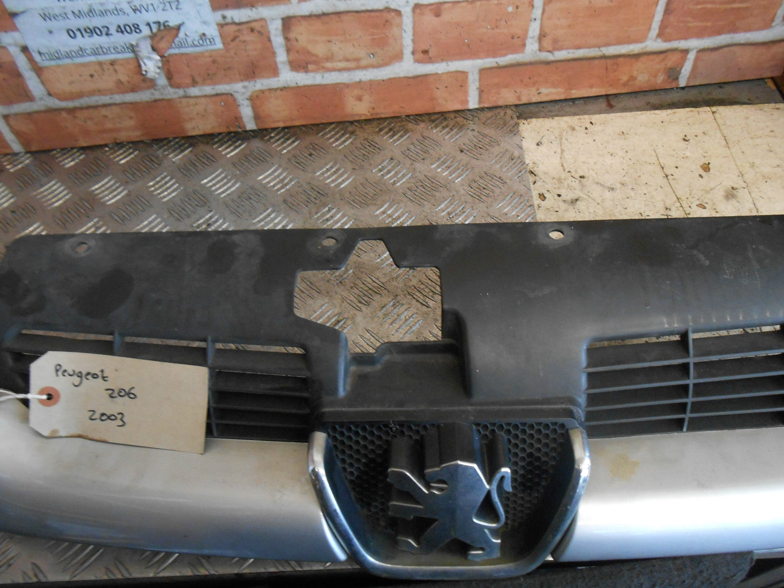 PEUGEOT 206 2003 FRONT GRILL PLASTIC SUPPORT AIR INTAKE BADGE ASSEMBLY SILVER