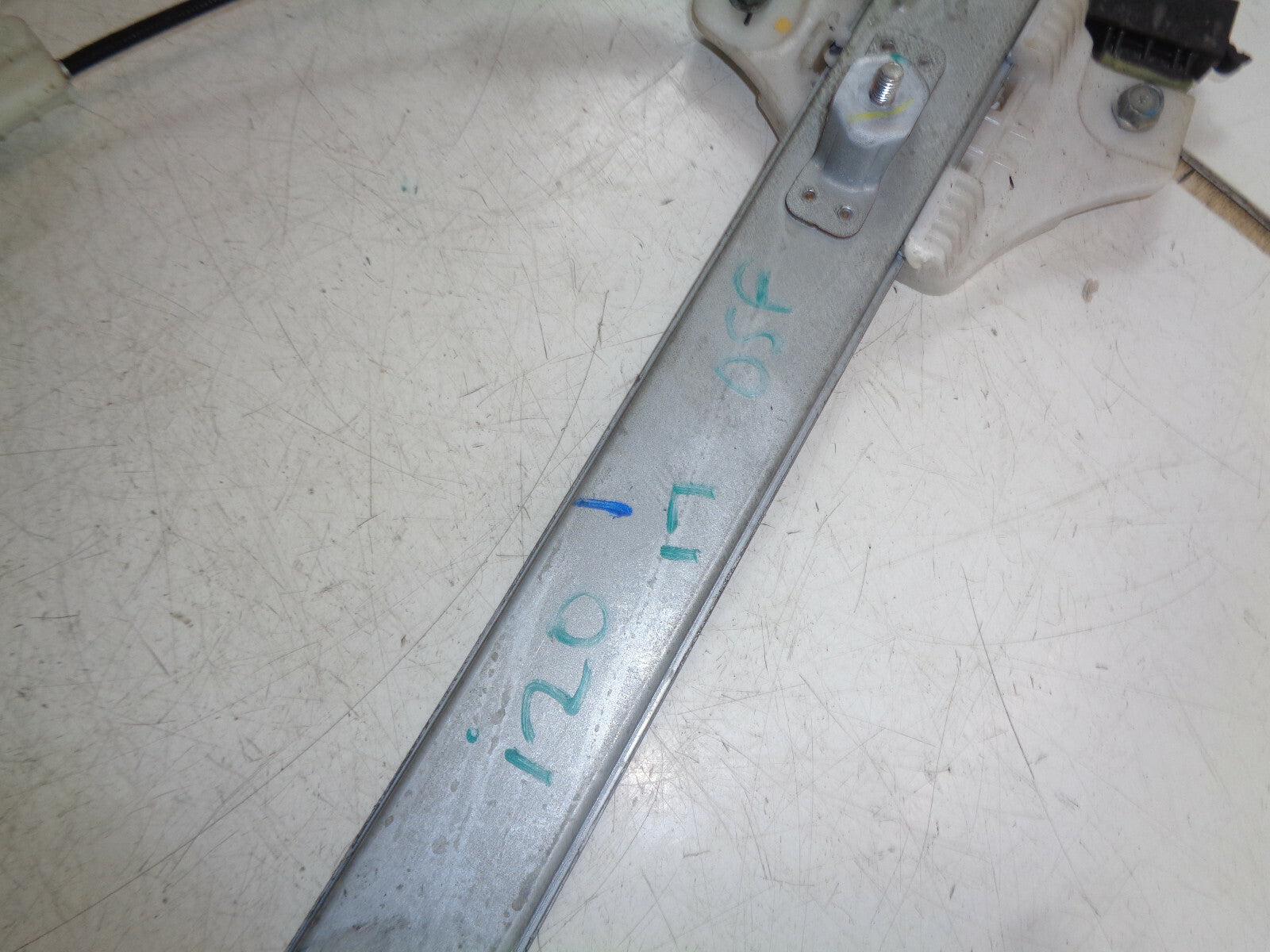 HYUNDAI i20 MK2 2017 OS DRIVER SIDE FRONT DOOR WINDOW MOTOR REGULATOR 82460C8010