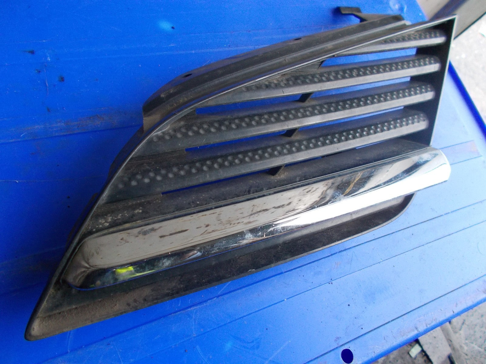 2006 NISSAN PRIMERA NS PASSENGER SIDE FRONT BUMPER GRILLE 62330AU300