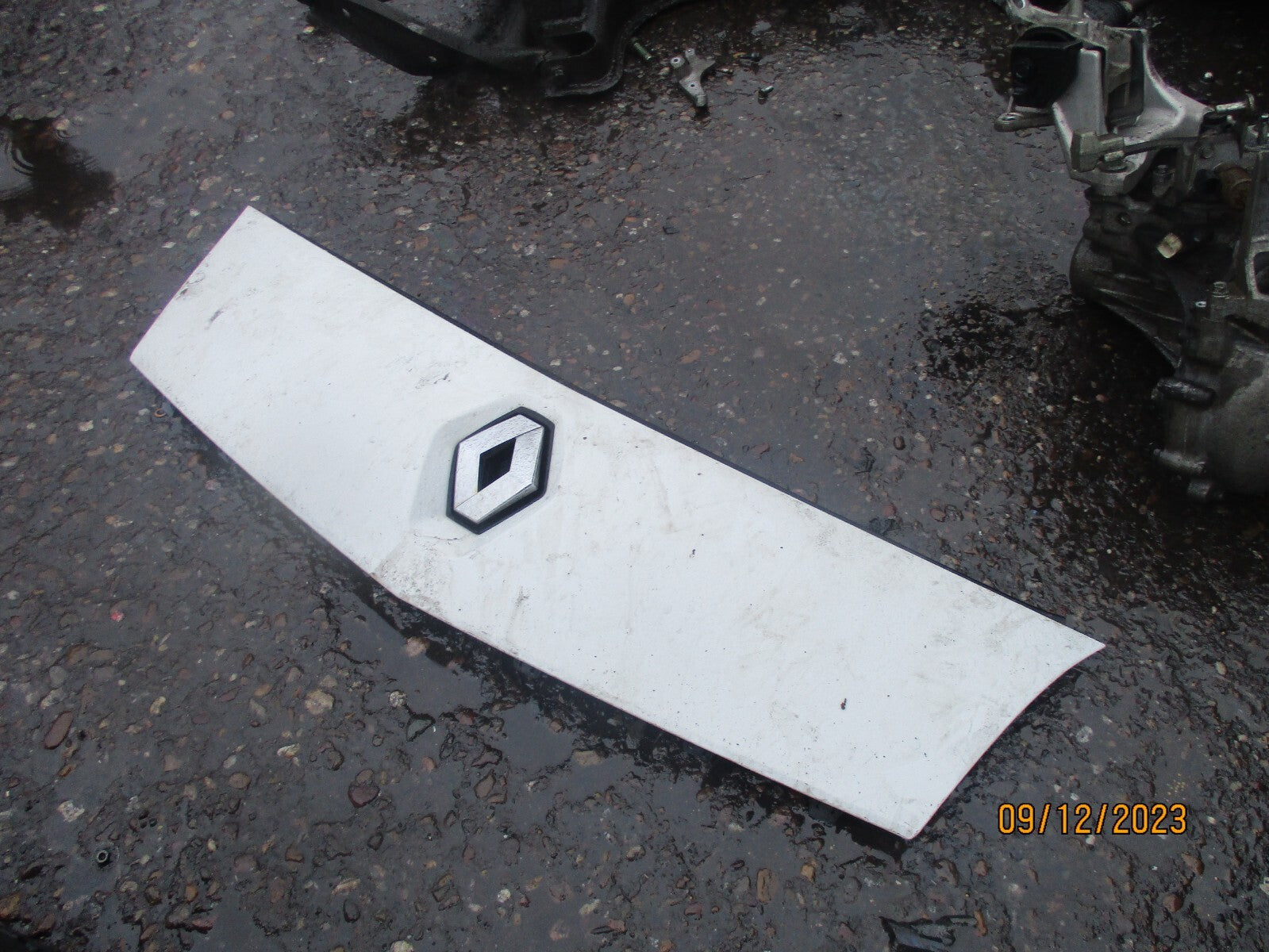 RENAULT KANGOO MK2 2010 FRONT BUMPER BADGE GRILL WHITE