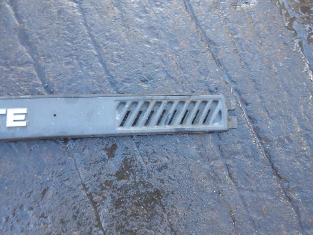 NISSAN VANETTE C22 1994 FRONT PLASTIC TRIM STRIP PANEL & BADGE 61892Y9600