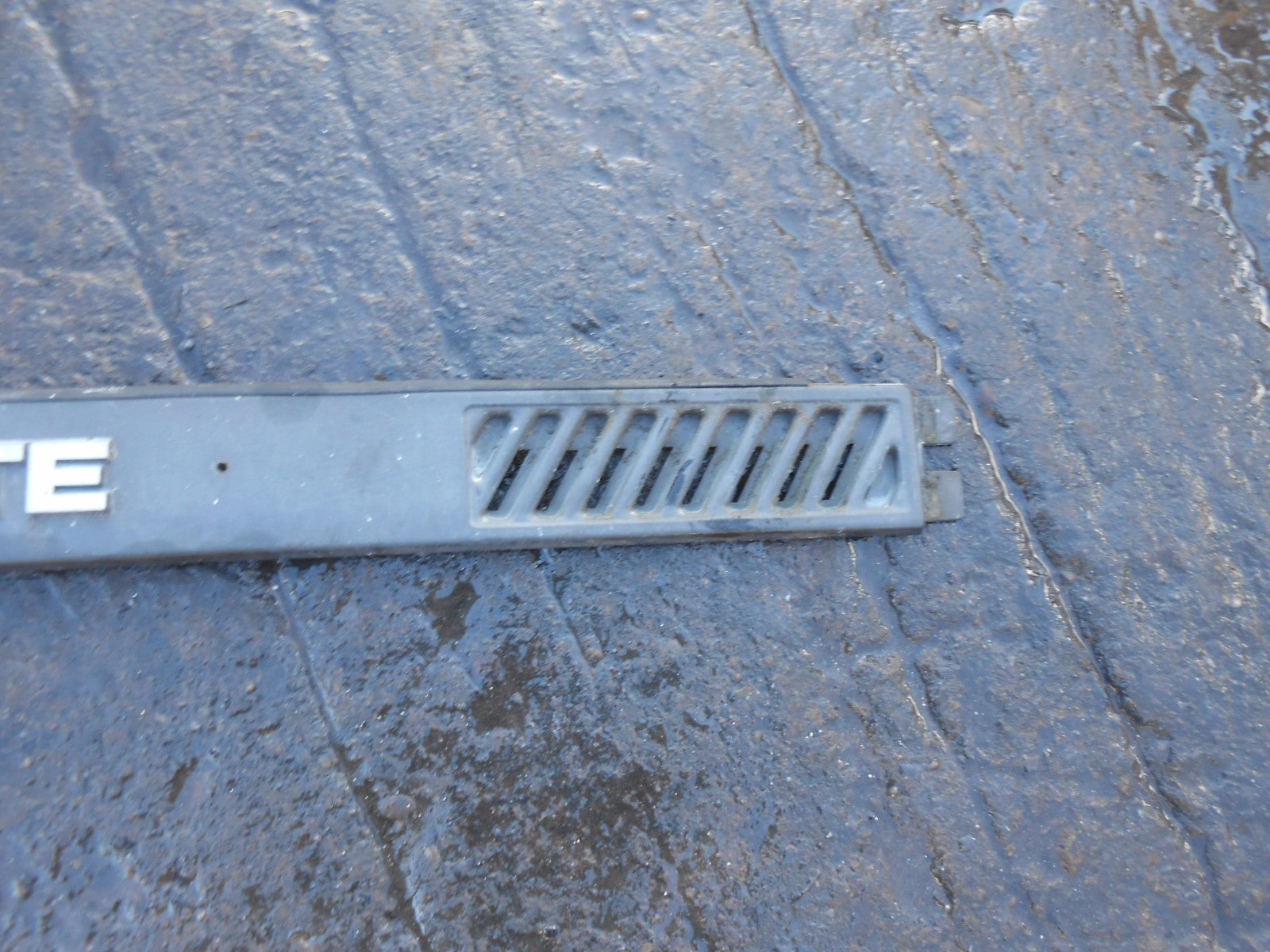 NISSAN VANETTE C22 1994 FRONT PLASTIC TRIM STRIP PANEL & BADGE 61892Y9600