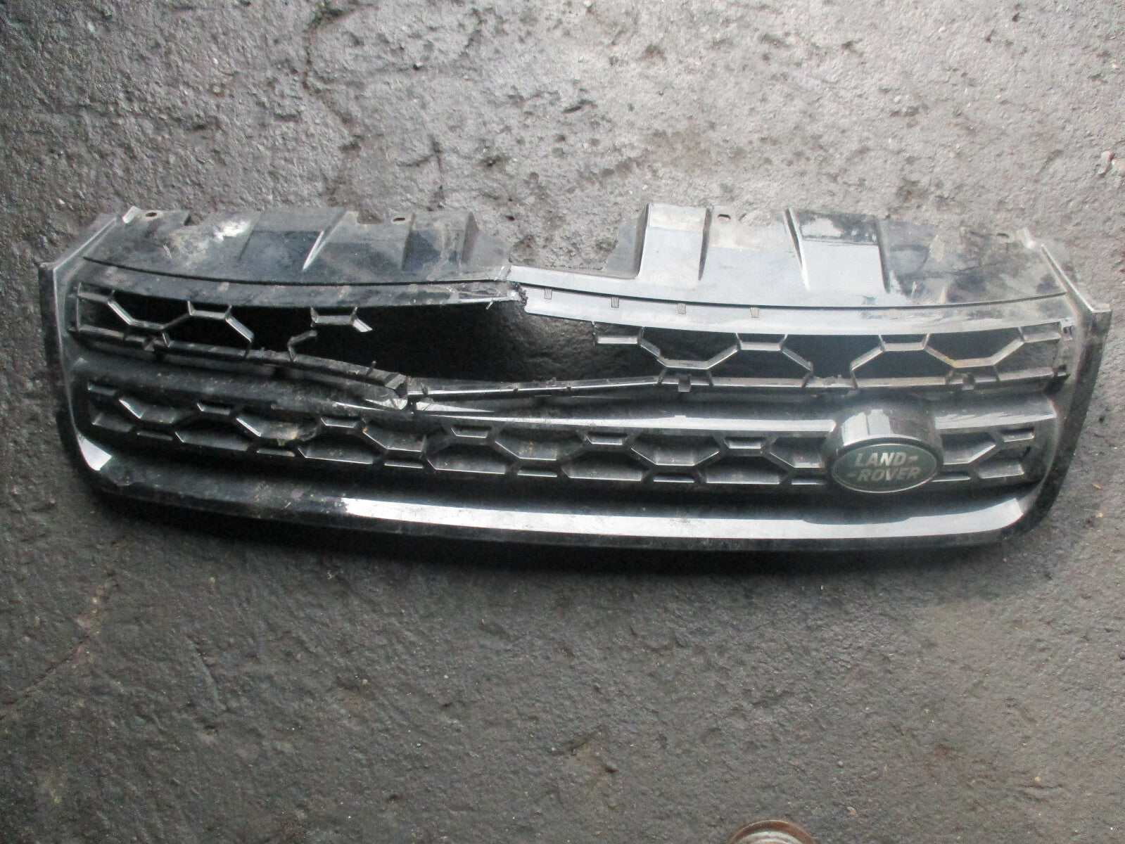 LAND ROVER DISCOVERY SPORT L550 FRONT GRILL & BADGE EMBLEM BLACK DAMGED