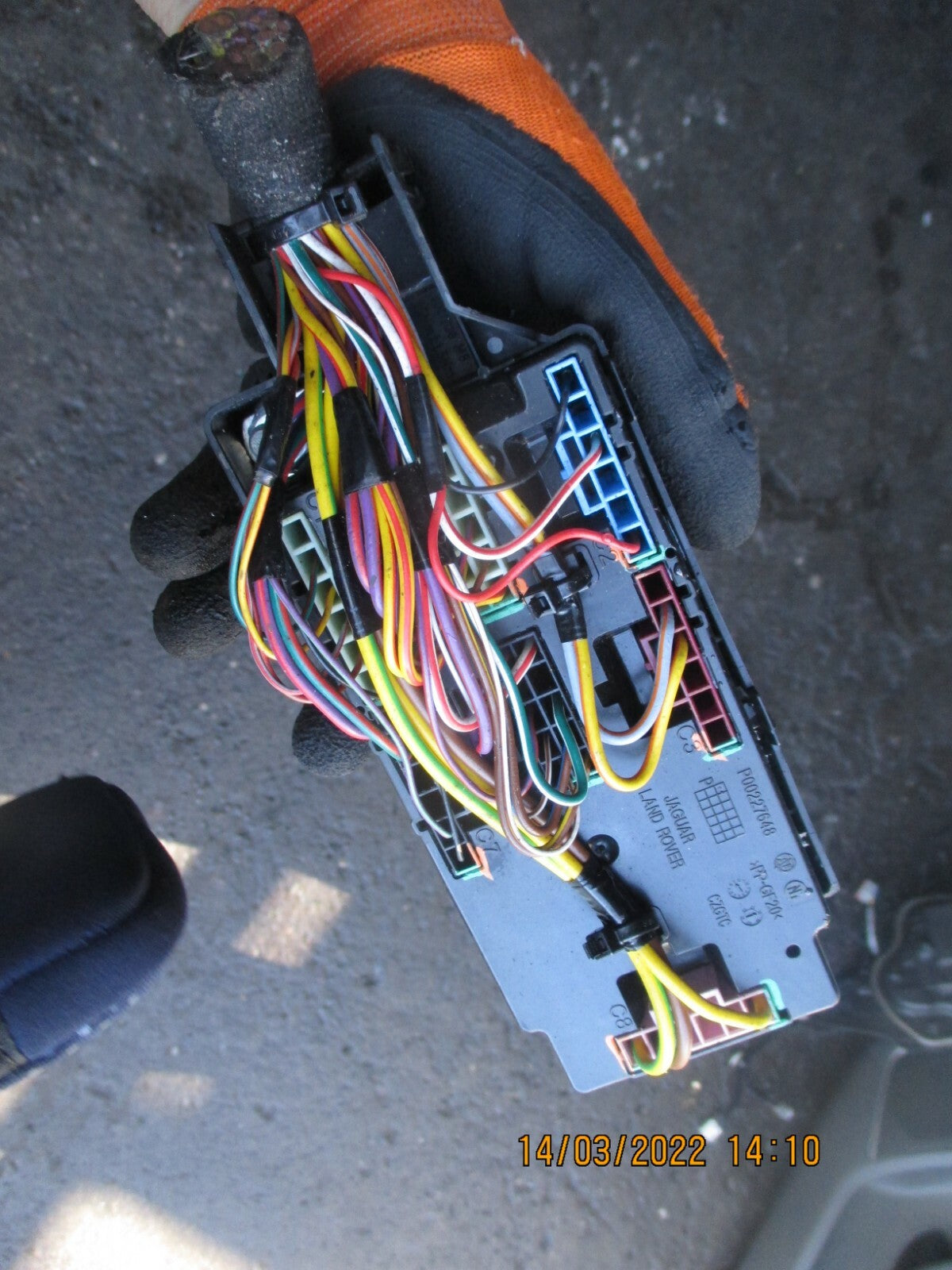 JAGUAR XE 2019 2.0 PETROL FUSE RELAY BOX GX73-14A073-HA DAMAGED