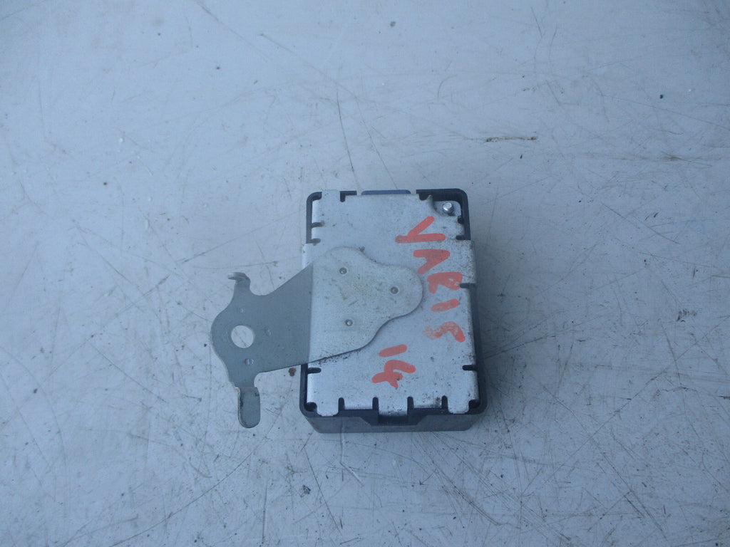 TOYOTA YARIS MK3 2014 DOOR CONTROL RECIEVER 897400D100