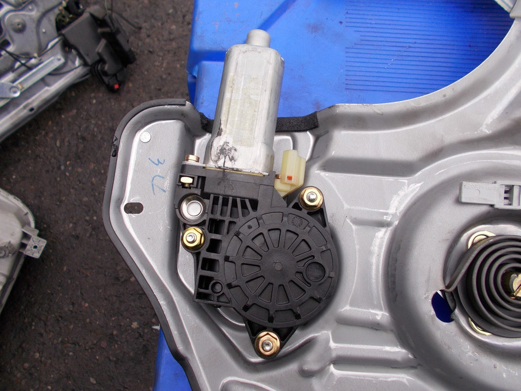 2005 HYUNDAI TRAJET GSI OSF DRIVERS SIDE FRONT WINDOW REGULATOR 824803A000