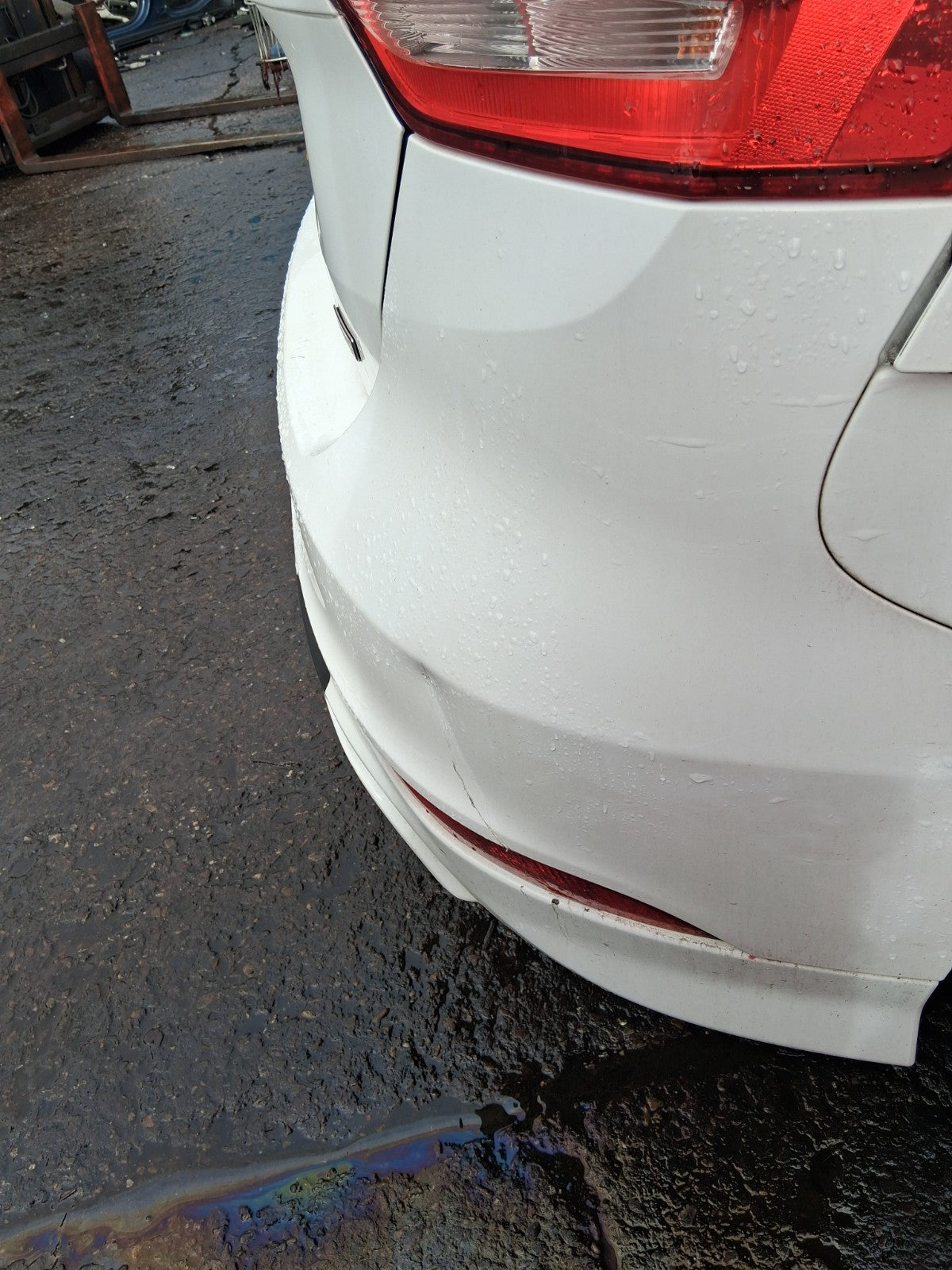 2017 FORD FOCUS MK3 ST LINE COMPLETE REAR BUMPER WITH PDC SENSORS WHITE 5F