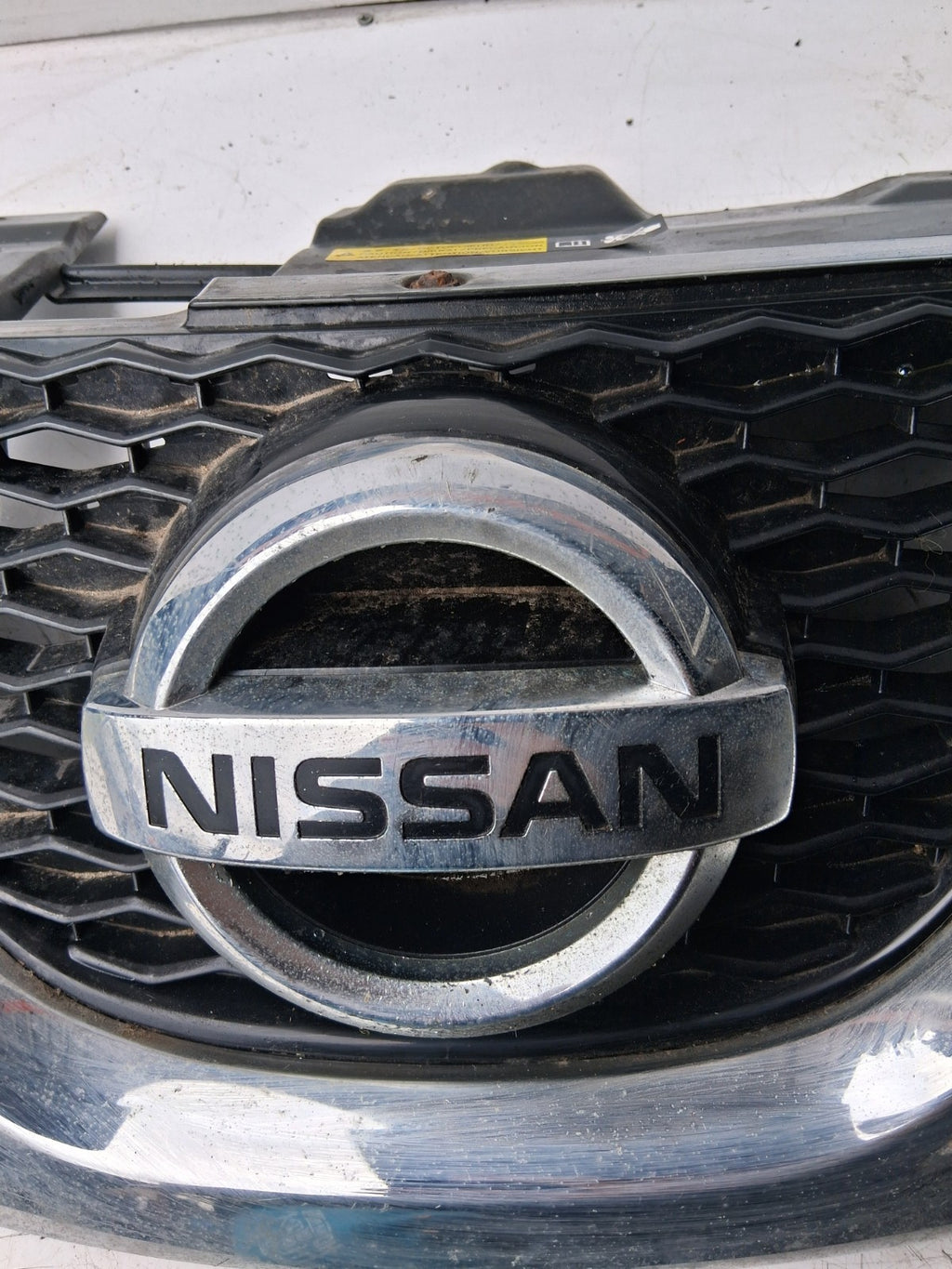 NISSAN QASHQAI J11 MK2 2018 COMPLETE UPPER BUMPER FRONT GRILL BADGE A0855479