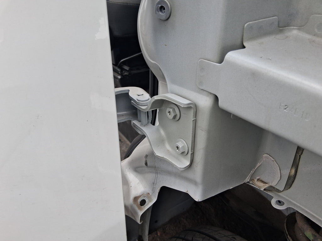 2024 RENAULT TRAFIC X82 MK3 OS DRIVER SIDE FRONT DOOR LOWER HINGE WHITE