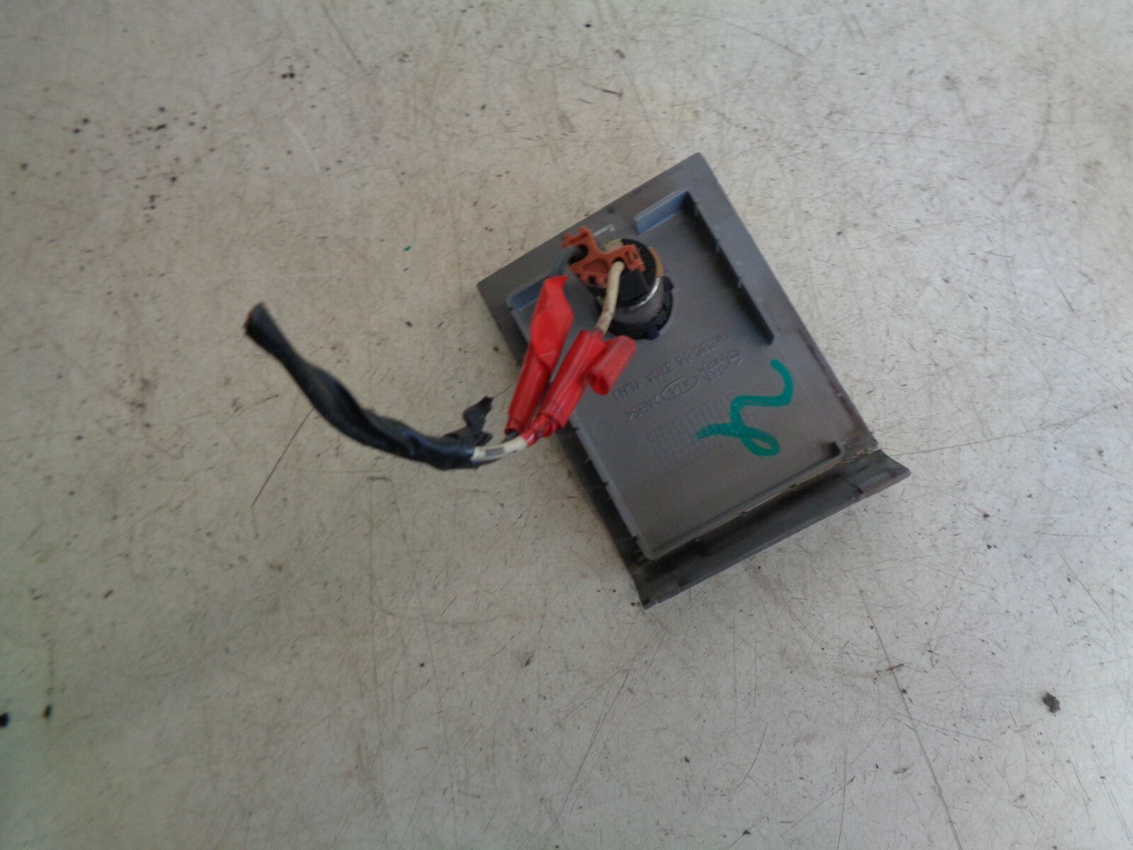 KIA SEDONA 2005 REAR QUARTER PANEL SWITCH12 V VOLT OUTLET ADAPTER OK53C66370A