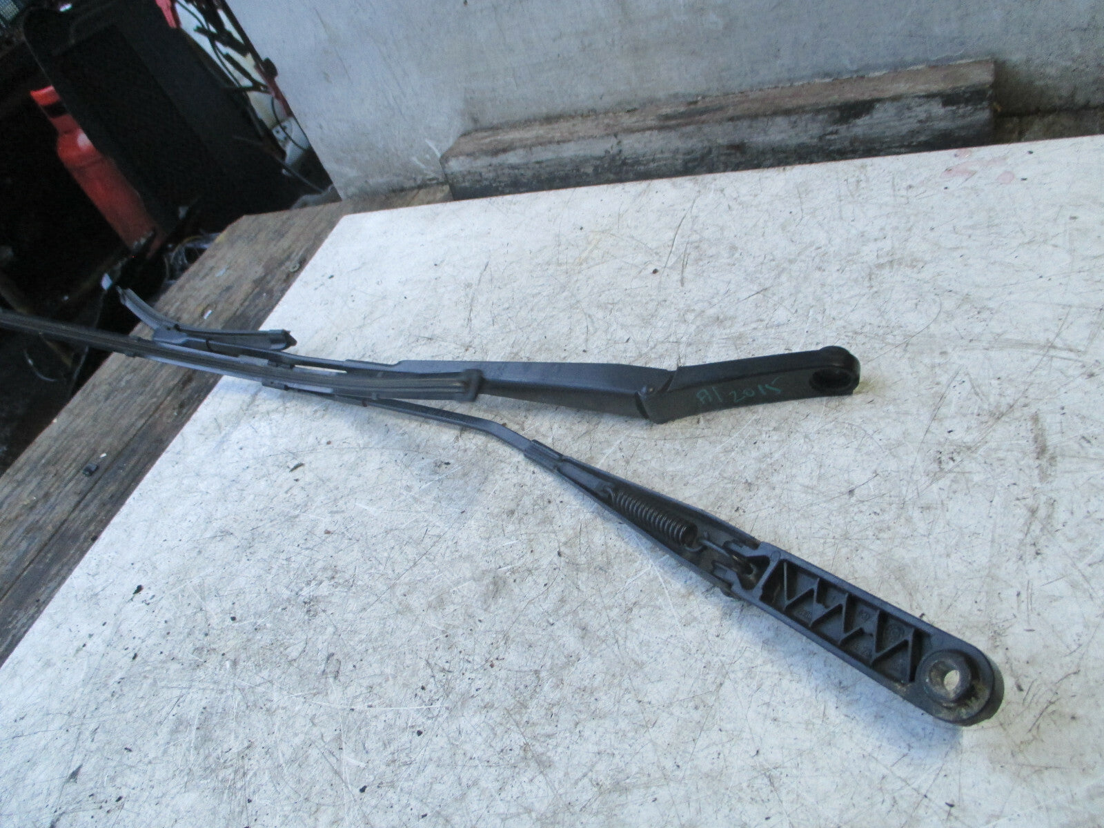 AUDI A1 2015 8X FRONT WINDSCREEN WIPER ARM & BLADES