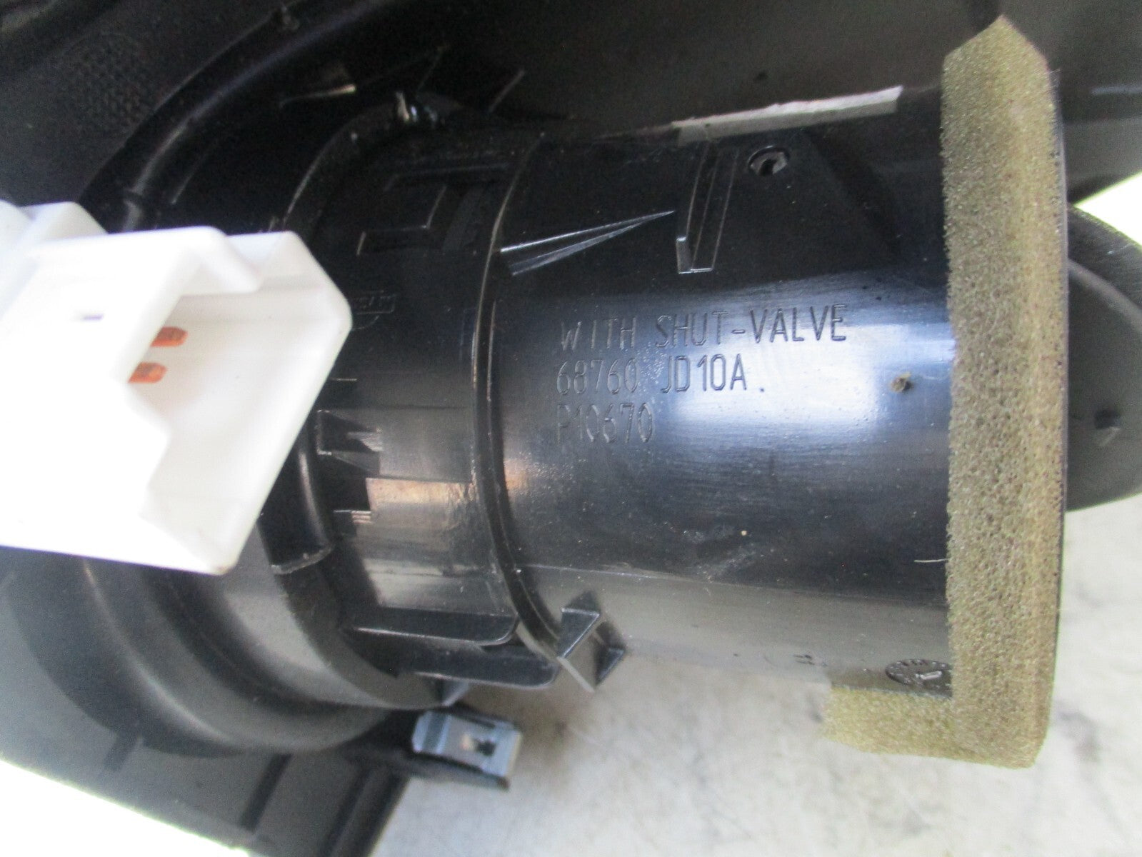 2012 NISSAN QASHQAI CENTRE HEATER AIR VENTS SURROUND TRIM PANEL P10381A77100