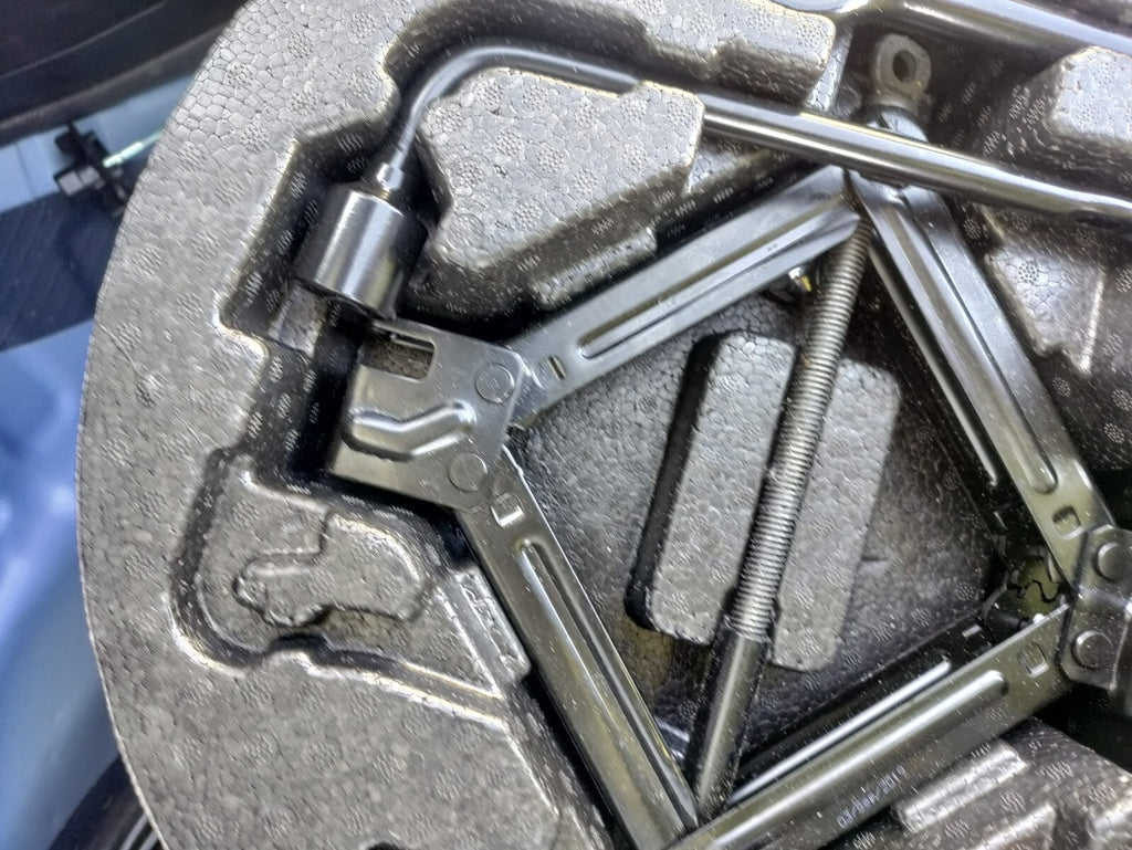 2019 HYUNDAI I20 MK2 CAR JACK SET WITH TOW HOOK