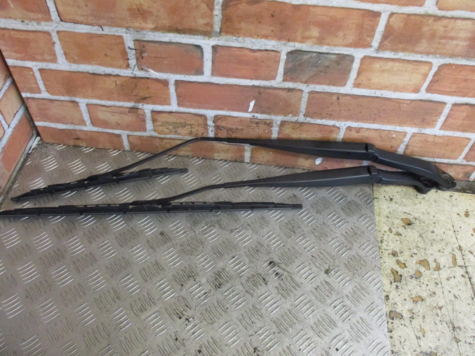 VAUXHALL VIVA 2015 FRONT WINDSCREEN WIPER ARMS AND BLADES 95391366