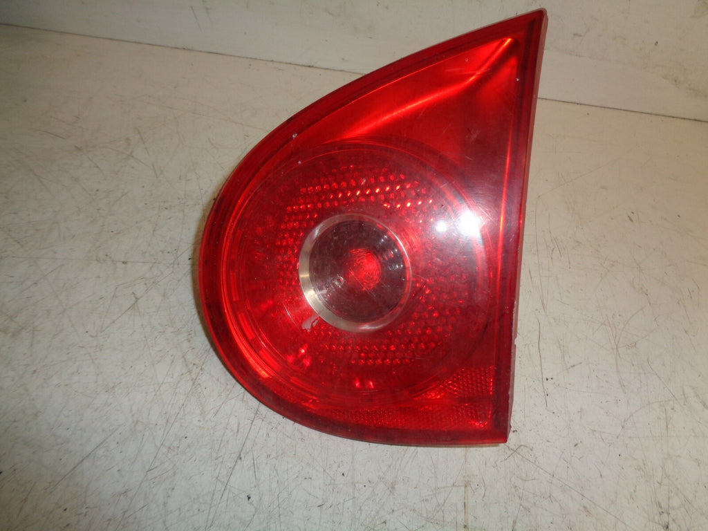 VW VOLKSWAGEN GOLF MK5 2005 OSR DRIVER SIDE REAR INNER TAILGATE TAILLIGHT