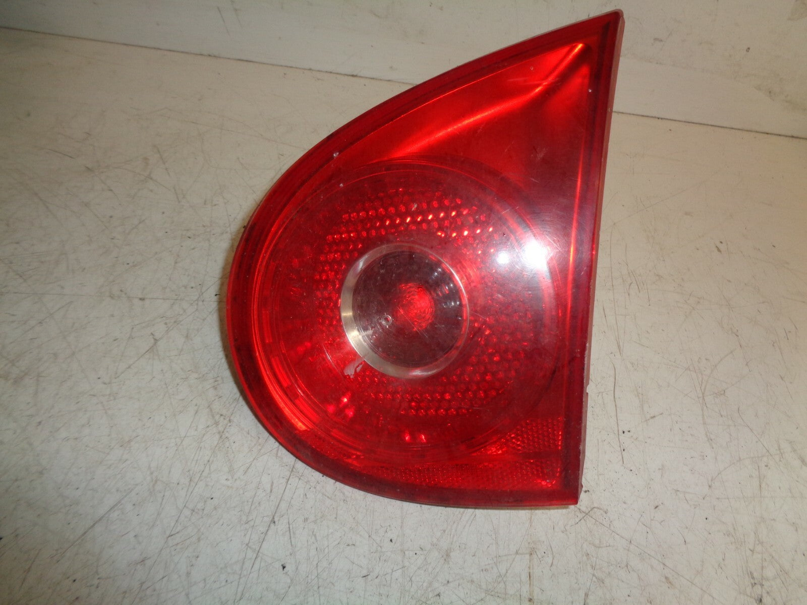 VW VOLKSWAGEN GOLF MK5 2005 OSR DRIVER SIDE REAR INNER TAILGATE TAILLIGHT