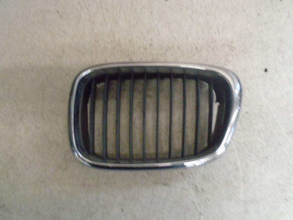 BMW 5 SERIES E39 FRONT LEFT GRILL 81845319