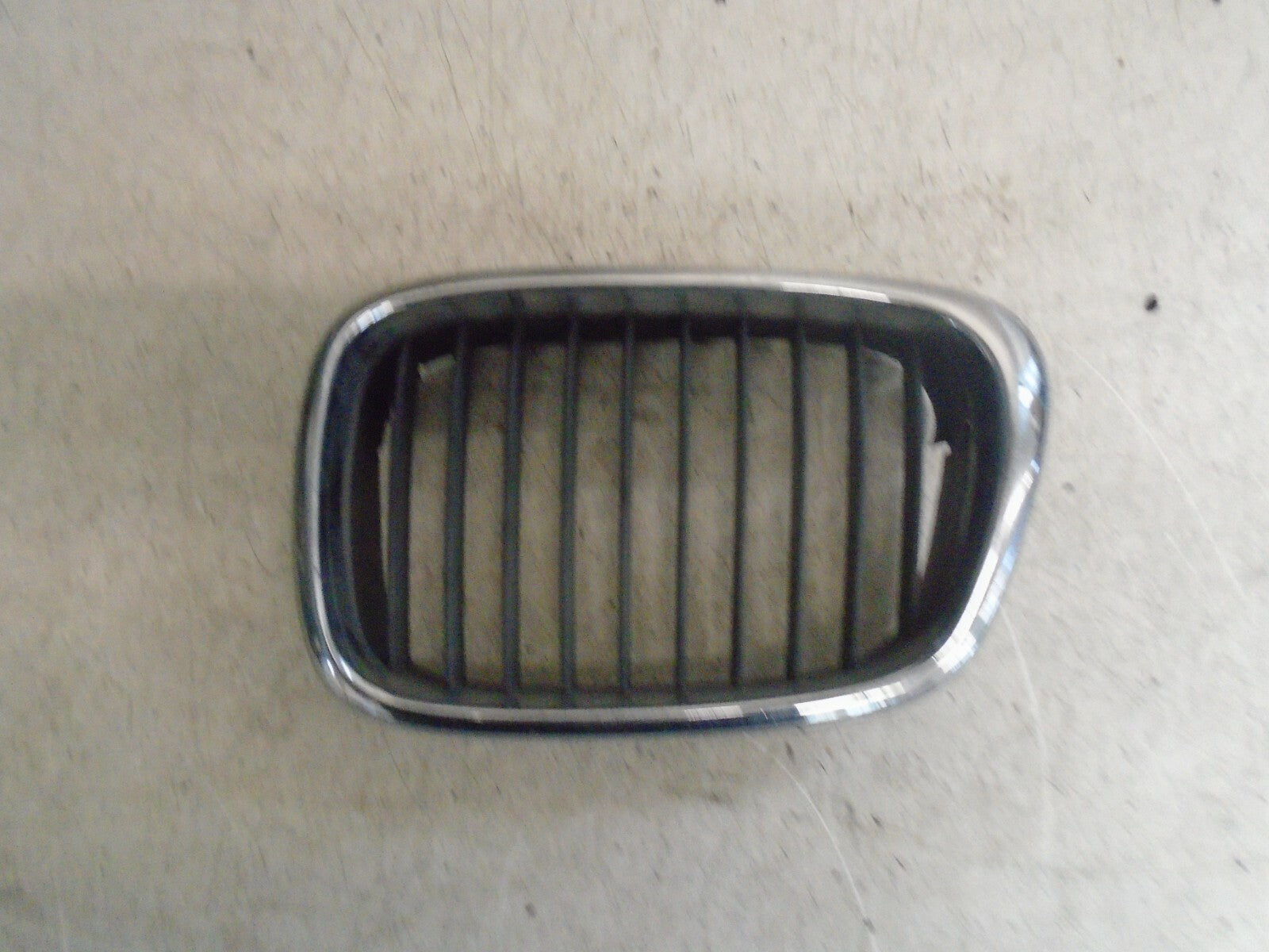 BMW 5 SERIES E39 FRONT LEFT GRILL 81845319
