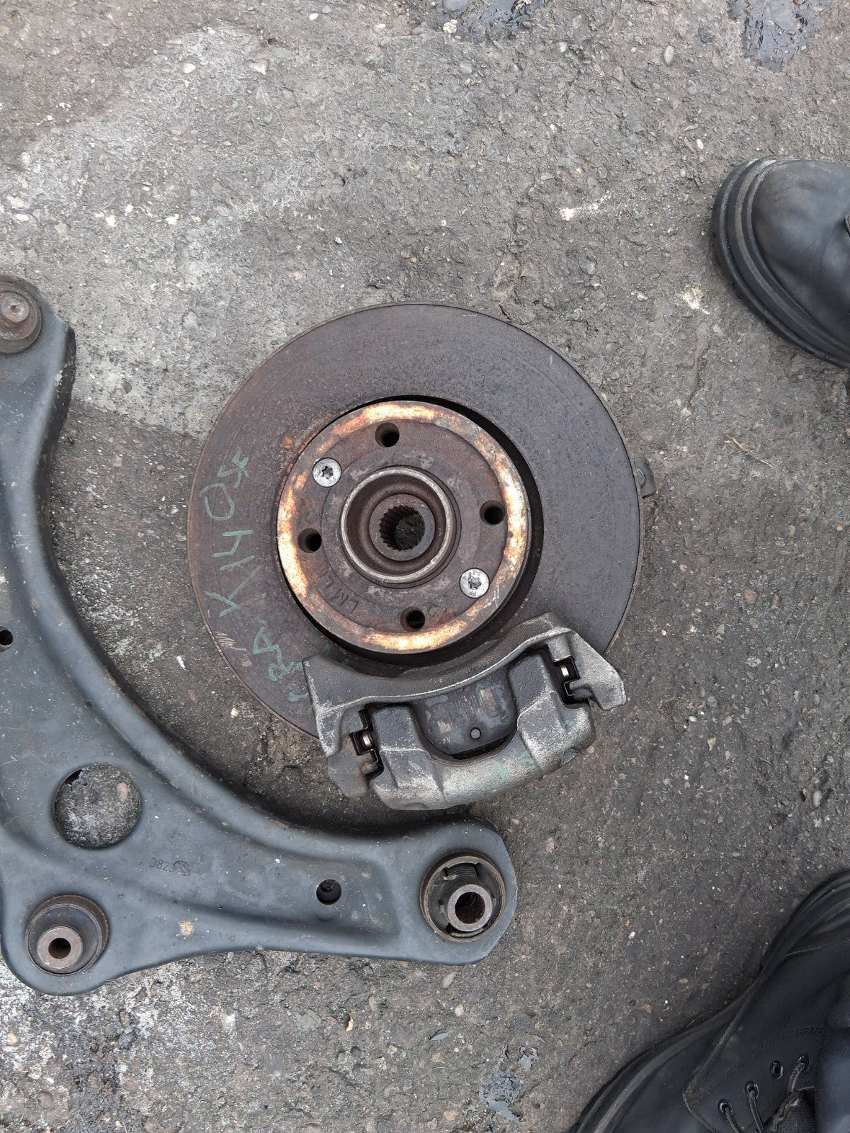NISSAN MICRA K14 2019 1.0 PETROL OS DRIVER SIDE FRONT HUB CALIPER WISHBONE