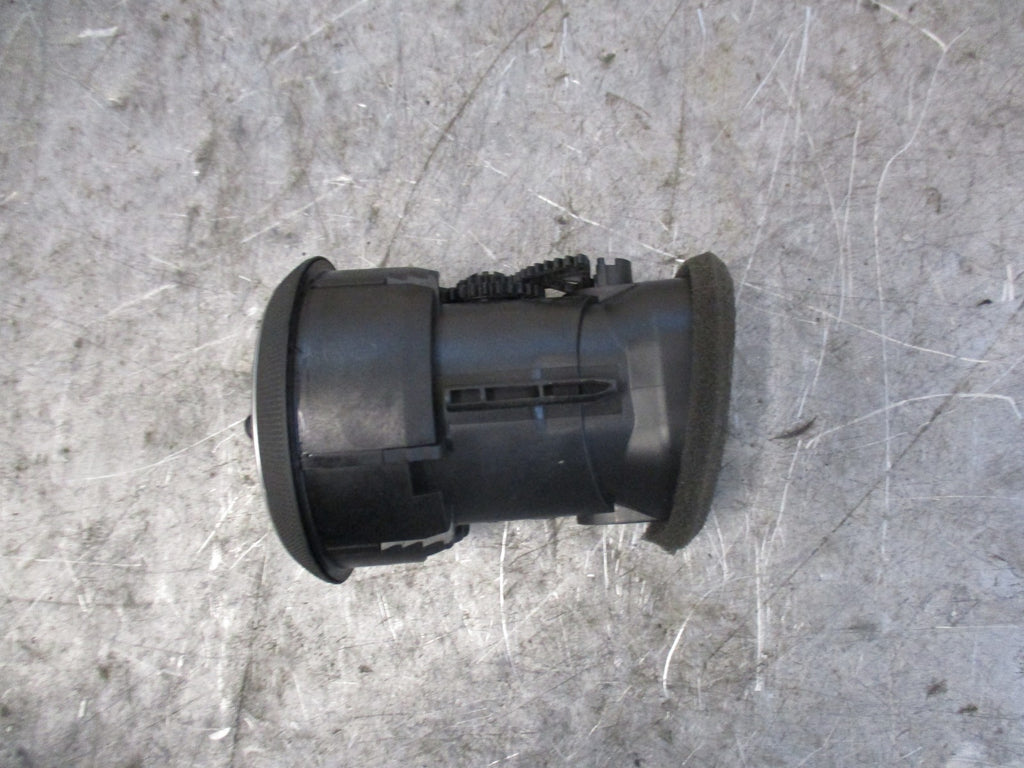 AUDI A3 8P MK2 DASHBOARD AIR VENT 8P0820901