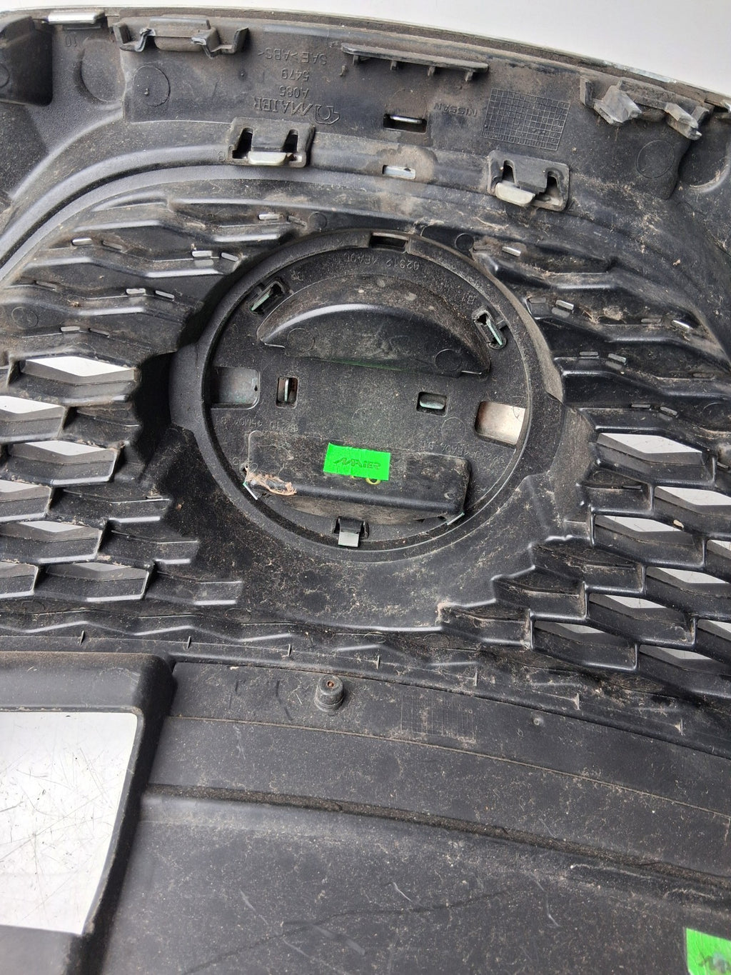 NISSAN QASHQAI J11 MK2 2018 COMPLETE UPPER BUMPER FRONT GRILL BADGE A0855479