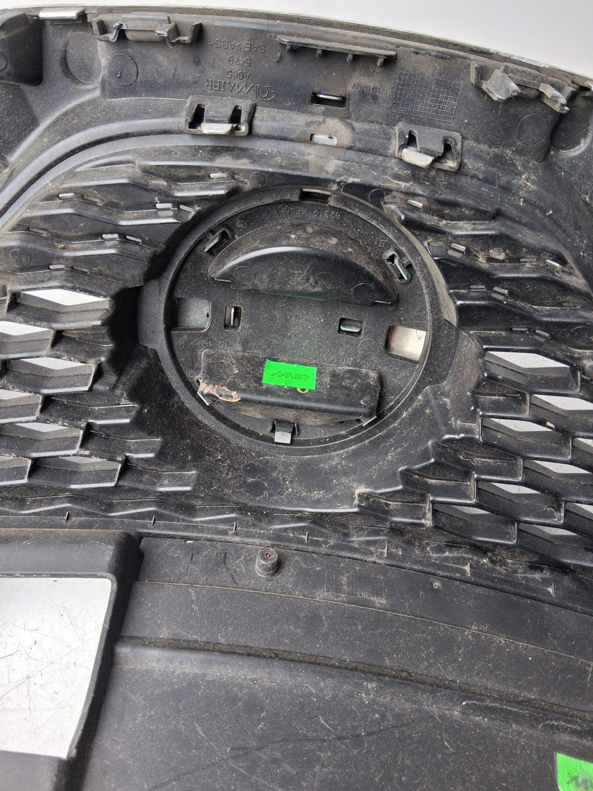 NISSAN QASHQAI J11 MK2 2018 COMPLETE UPPER BUMPER FRONT GRILL BADGE A0855479