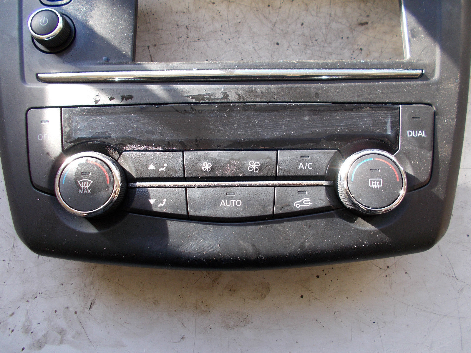 RENAULT KADJAR 2016 C7D SAT NAV SURROUND & HEATER CONTROL PANEL 275102210R