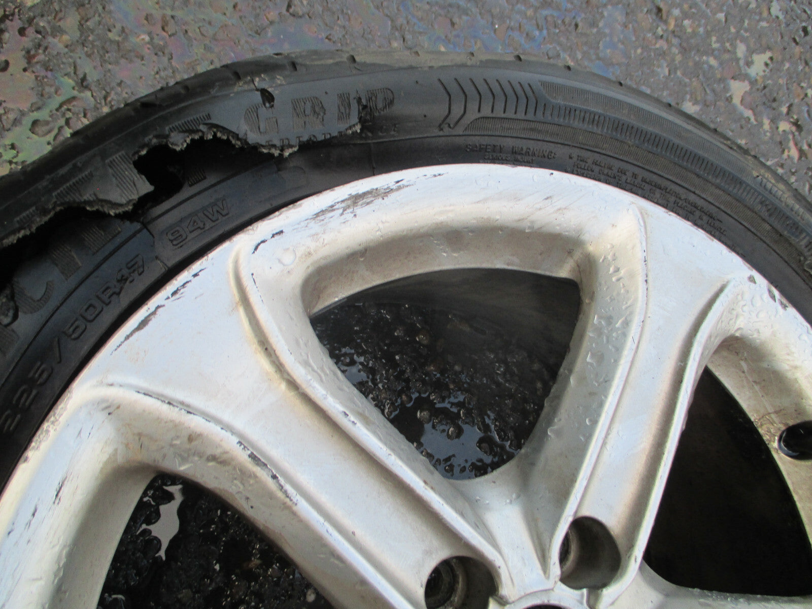 AUDI A4 B8 2014 17 INCH 5 SPOKE ALLOY WHEEL 225/50R17 TYRE DAMAGED