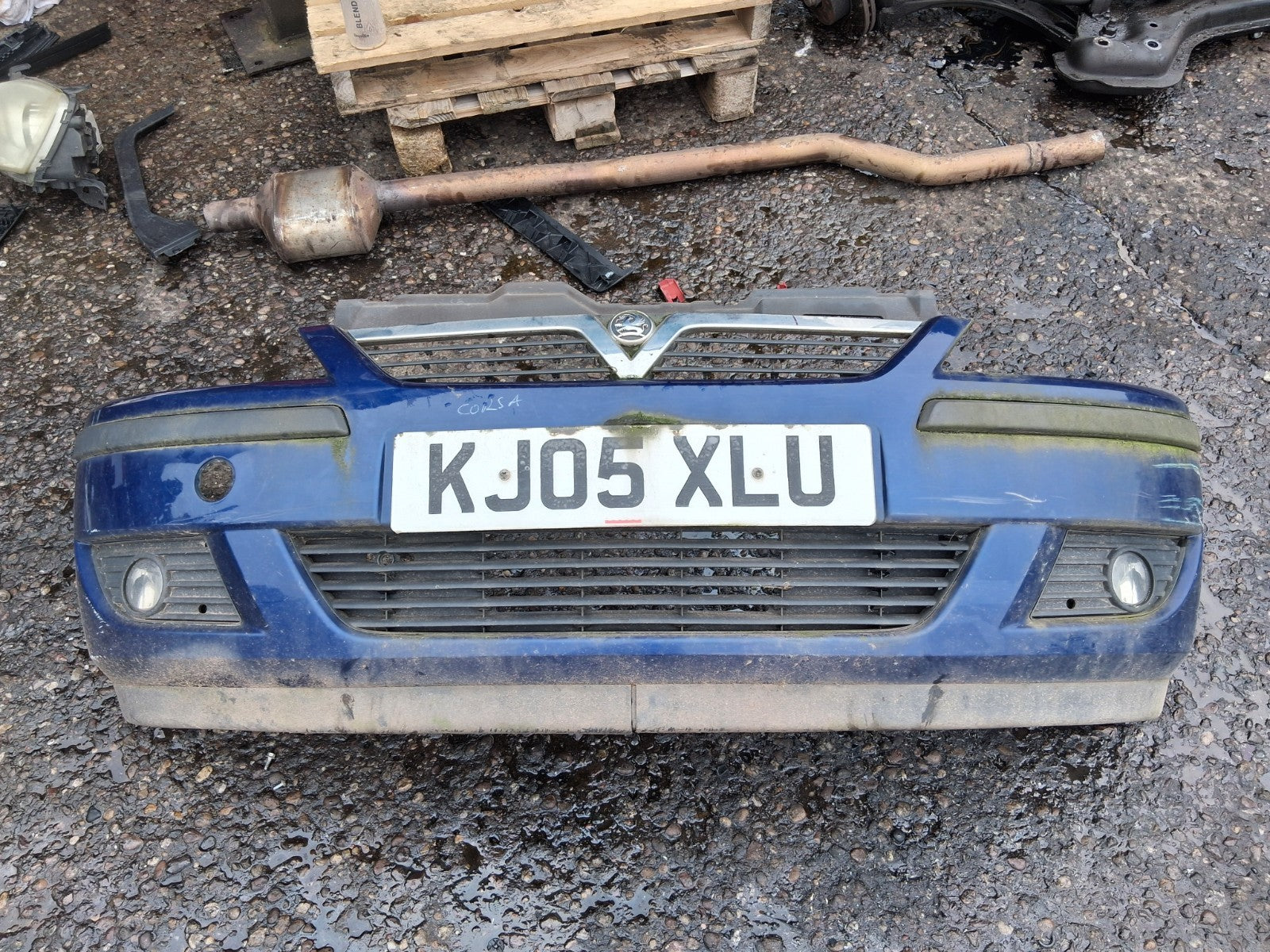2005 VAUXHALL CORSA C COMPLETE FRONT BUMPER WITH GRILLE BADGE CHROME GRILL BLUE