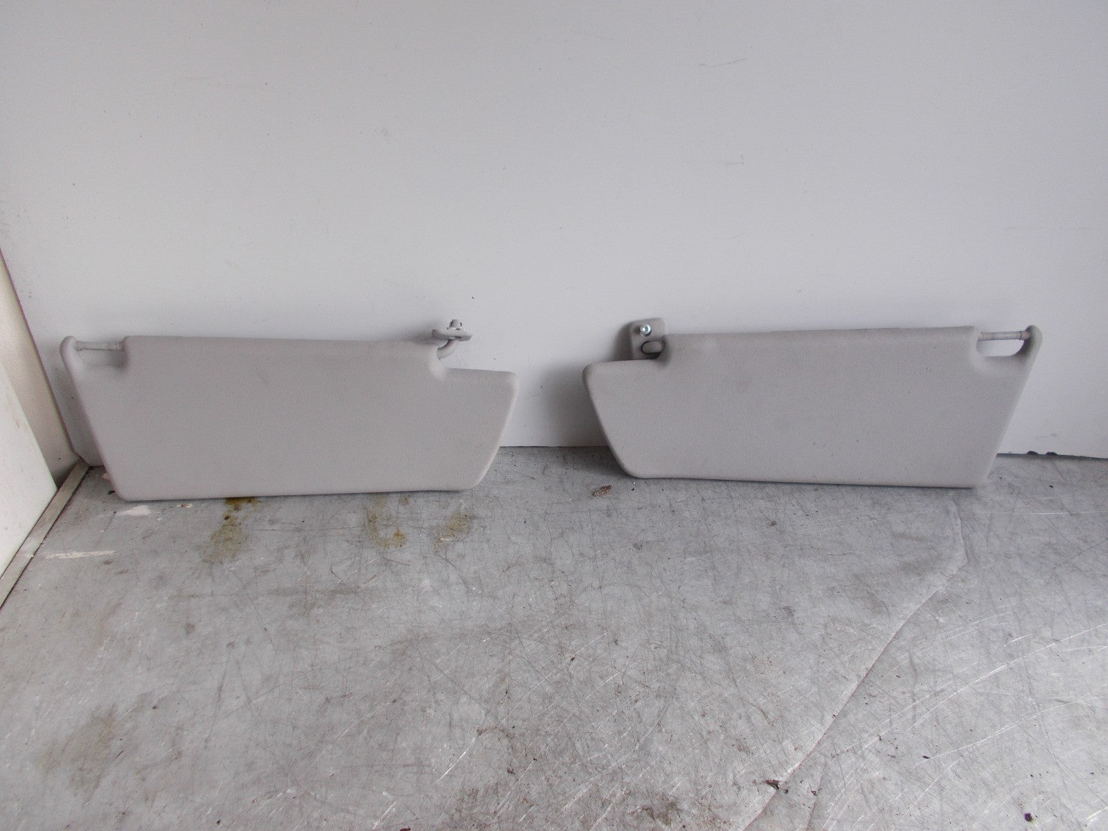 VAUXHALL ZAFIRA B SUN VISOR PAIR DRIVER & PASSENGER SIDE GREY 13140852