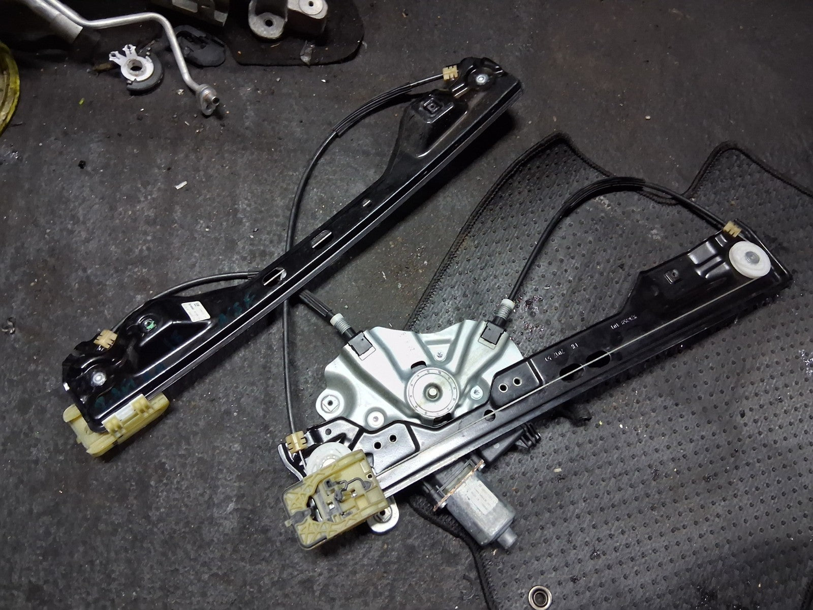 2018 VAUXHALL ZAFIRA C NSF PASSENGER SIDE FRONT WINDOW MOTOR REGULATOR 2095158