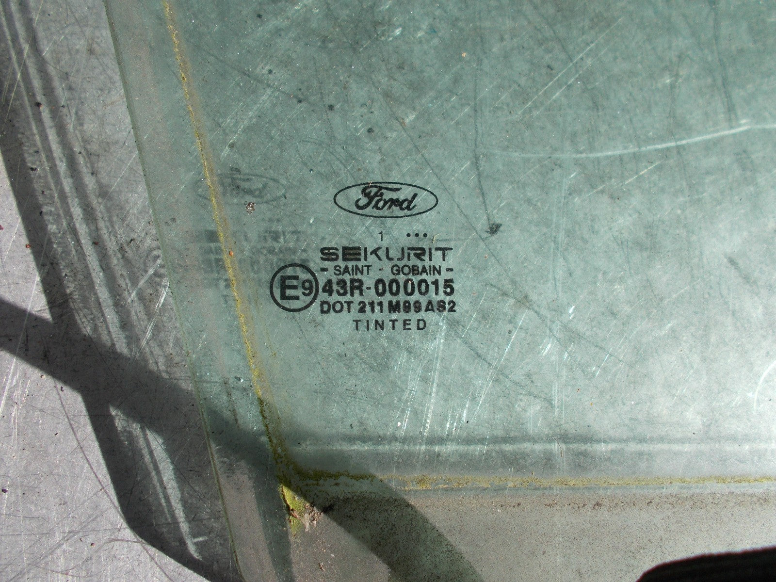 2005 FORD FOCUS MK1 OSF DRIVERS SIDE FRONT WINDOW GLASS E943R000015
