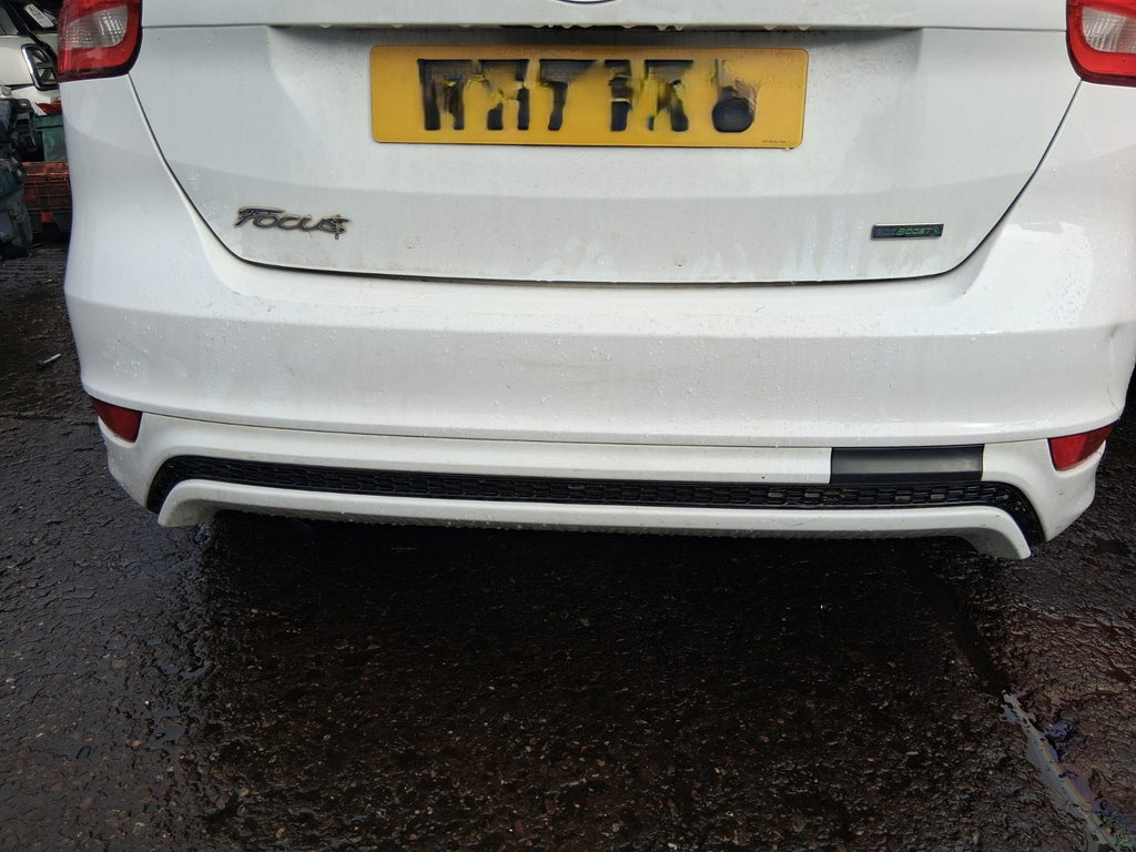 2017 FORD FOCUS MK3 ST LINE COMPLETE REAR BUMPER WITH PDC SENSORS WHITE 5F