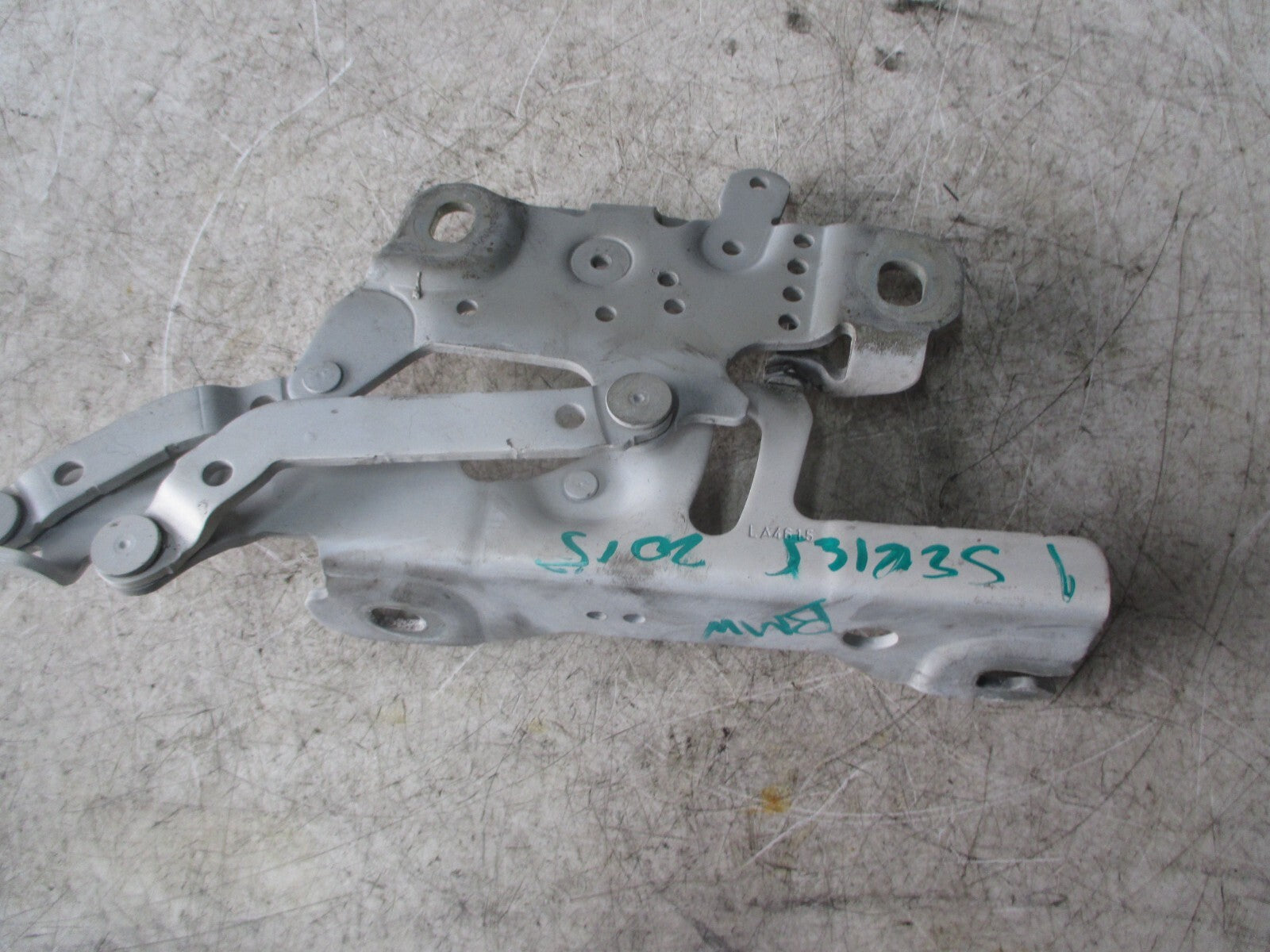 BMW 1 SERIES E88 2015 OSF DRIVER SIDE FRONT RIGHT BONNET HINGE WHITE 13989610