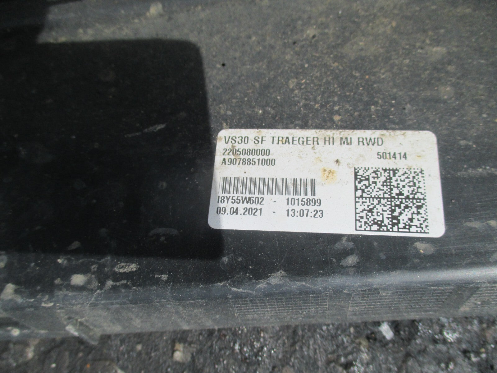 2021 MERCEDES SPRINTER W907 REAR CENTER MIDDLE BUMPER A9078851000