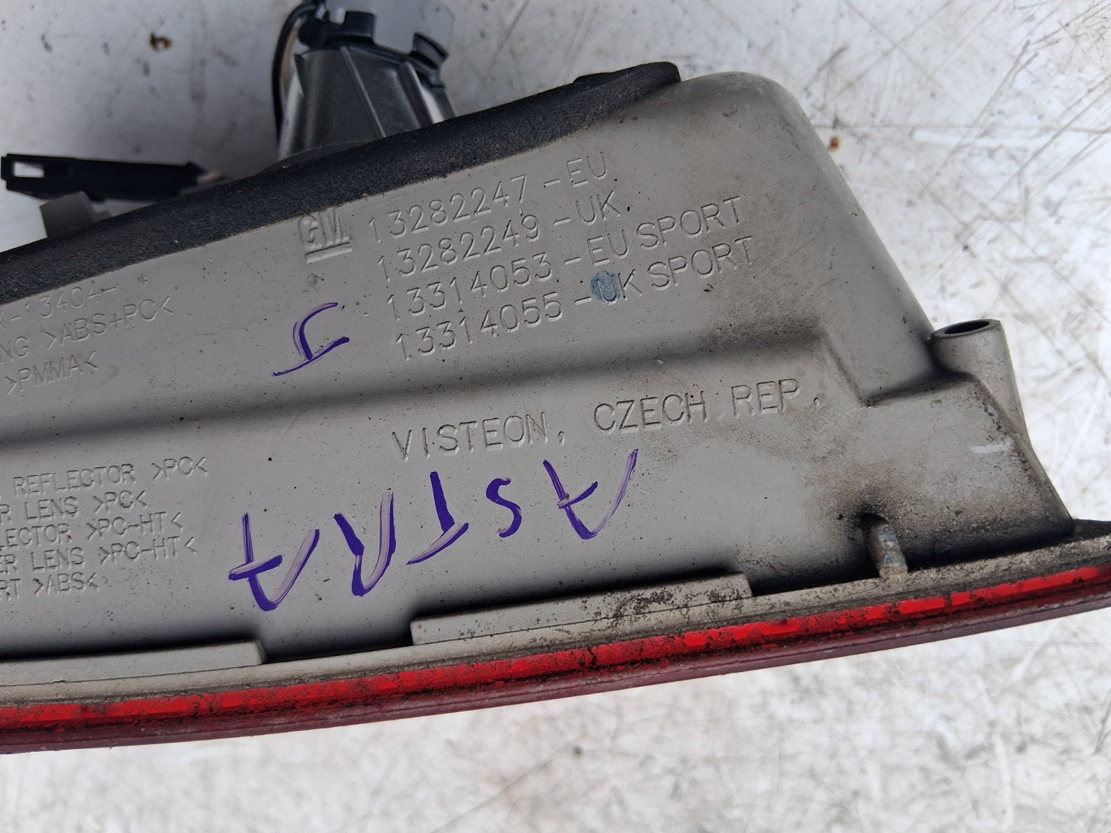 2013 VAUXHALL ASTRA J ESTATE OSR DRIVER REAR RIGHT INNER TAIL LIGHT 13282249