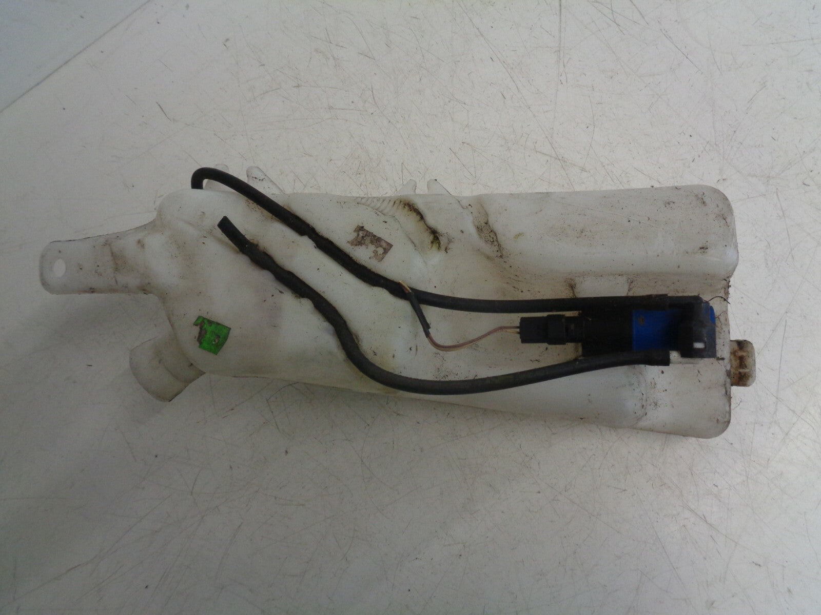 RENAULT CLIO 2008 MK3 WINDSCREEN WASHER WATER BOTTLE & PUMP 7701058023