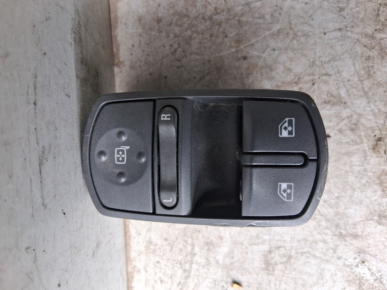 VAUXHALL CORSA D 2011 OSF DRIVER SIDE FRONT RIGHT WINDOW CONTROL SWITCH 13258521