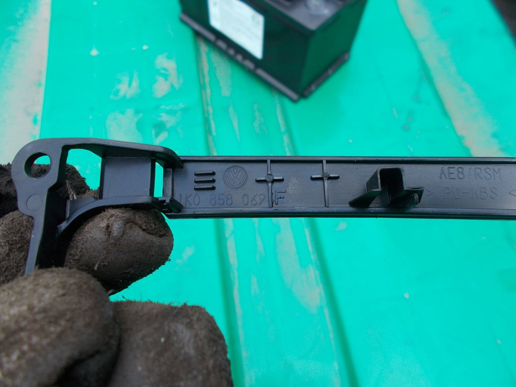 VOLKSWAGEN GOLF MK5 HEATER CONTROL SURROUND/ STEREO TRIM 1K0858069