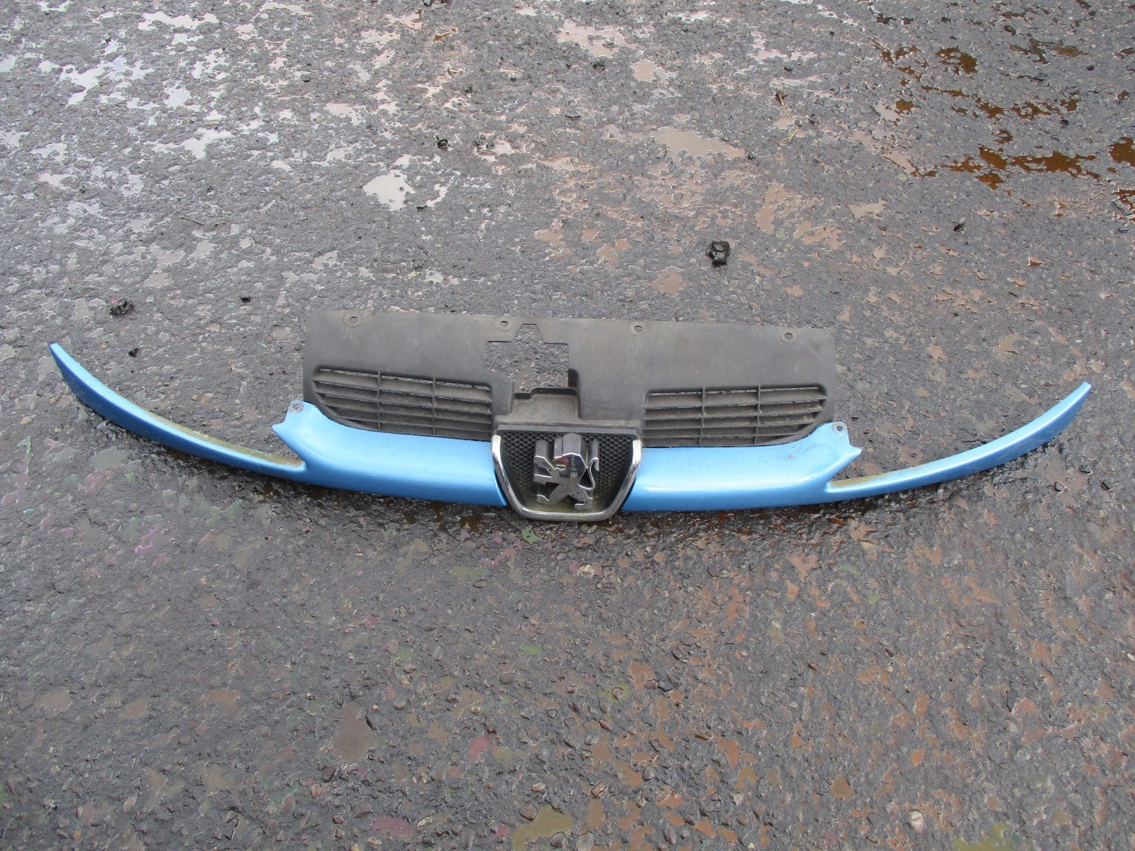 PEUGEOT 206 2004 FRONT UPPER BUMPER GRILL GRILLE IN LIGHT BLUE 96 286 912 77