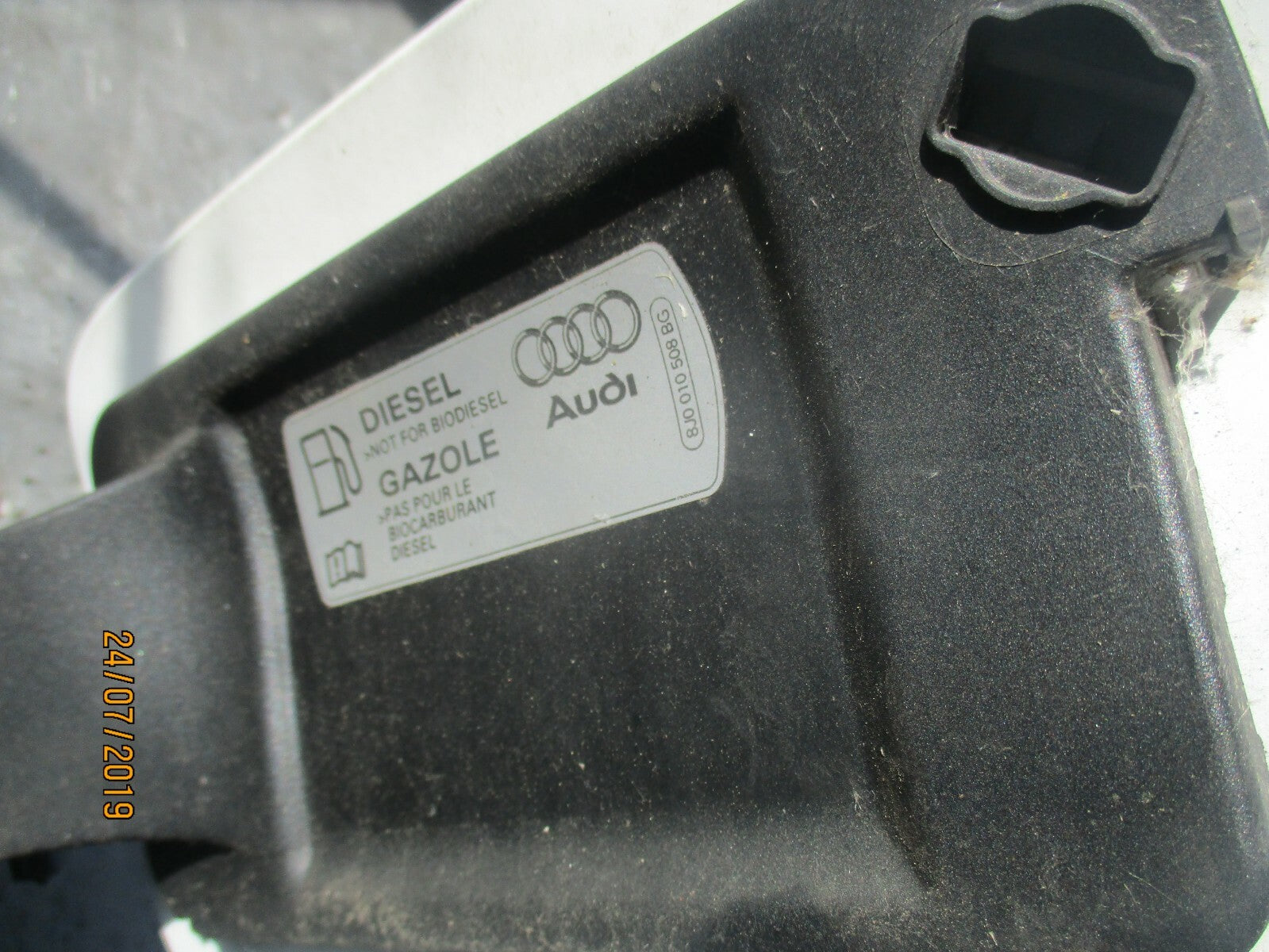 AUDI A3 MK3 8V DIESEL FUEL TANK CAP FLAP WHITE 8V4809906