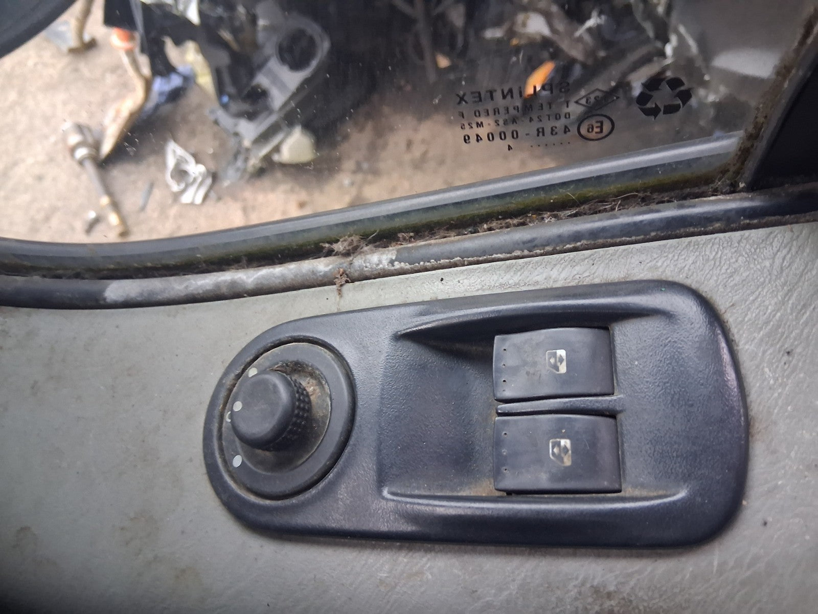 2014 VAUXHALL VIVARO MK1 OSF DRIVER SIDE FRONT RIGHT WINDOW CONTROL SWITCH