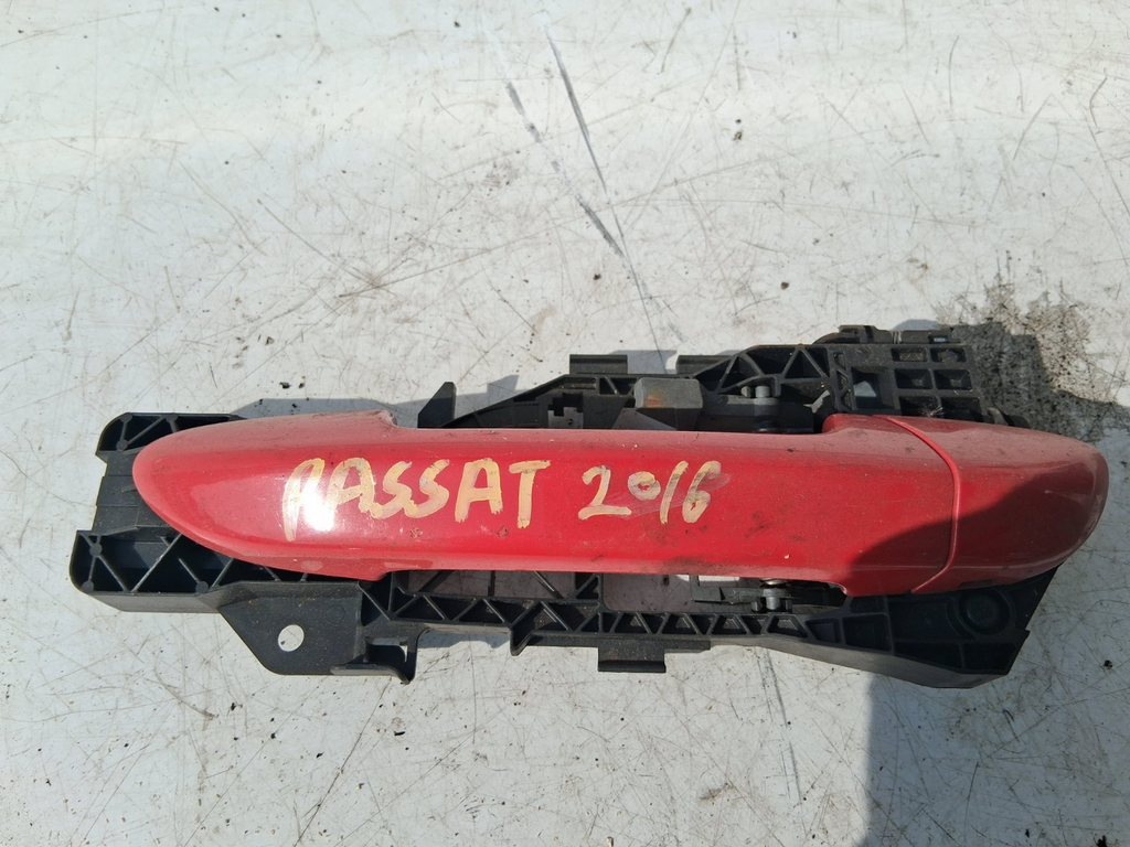 2016 VW VOLKSWAGEN PASSAT B7 NSF PASSENGER SIDE FRONT LEFT DOOR HANDLE RED