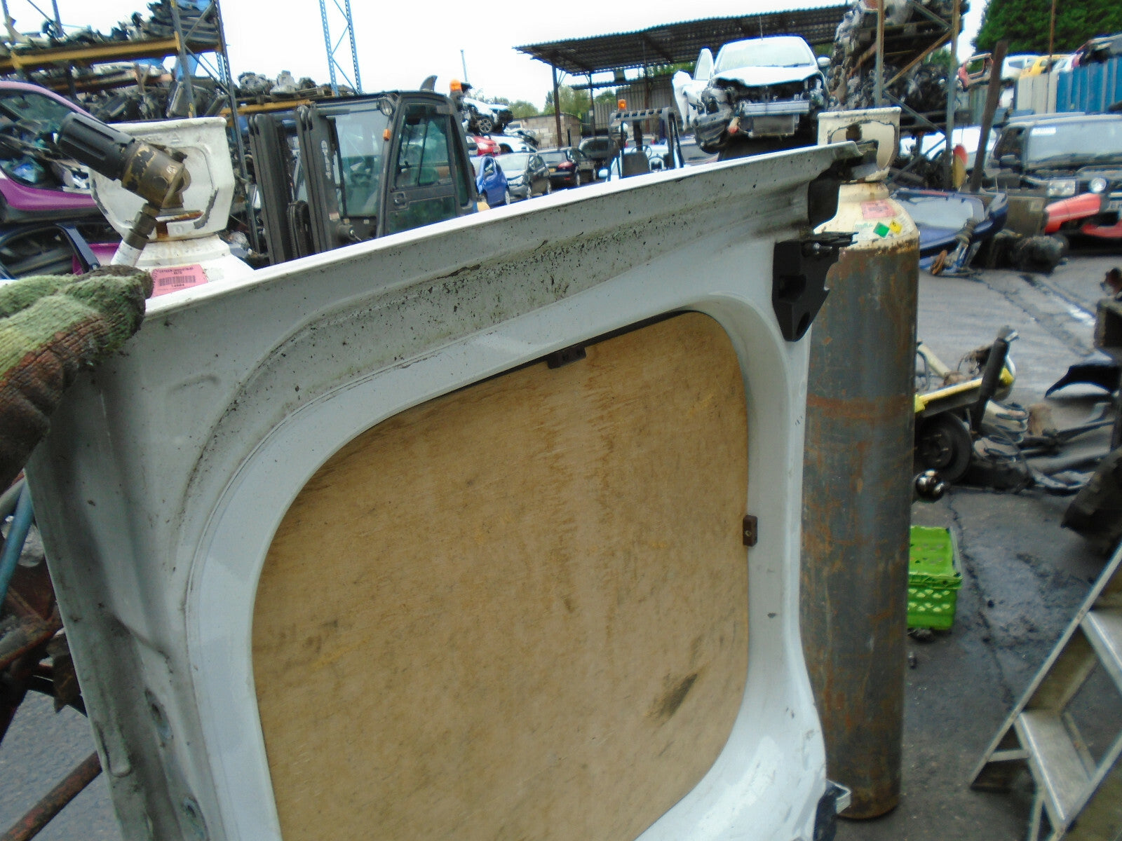VAUXHALL VIVARO MK1 2011 OSR DRIVER SIDE REAR COMPLETE DOOR WHITE
