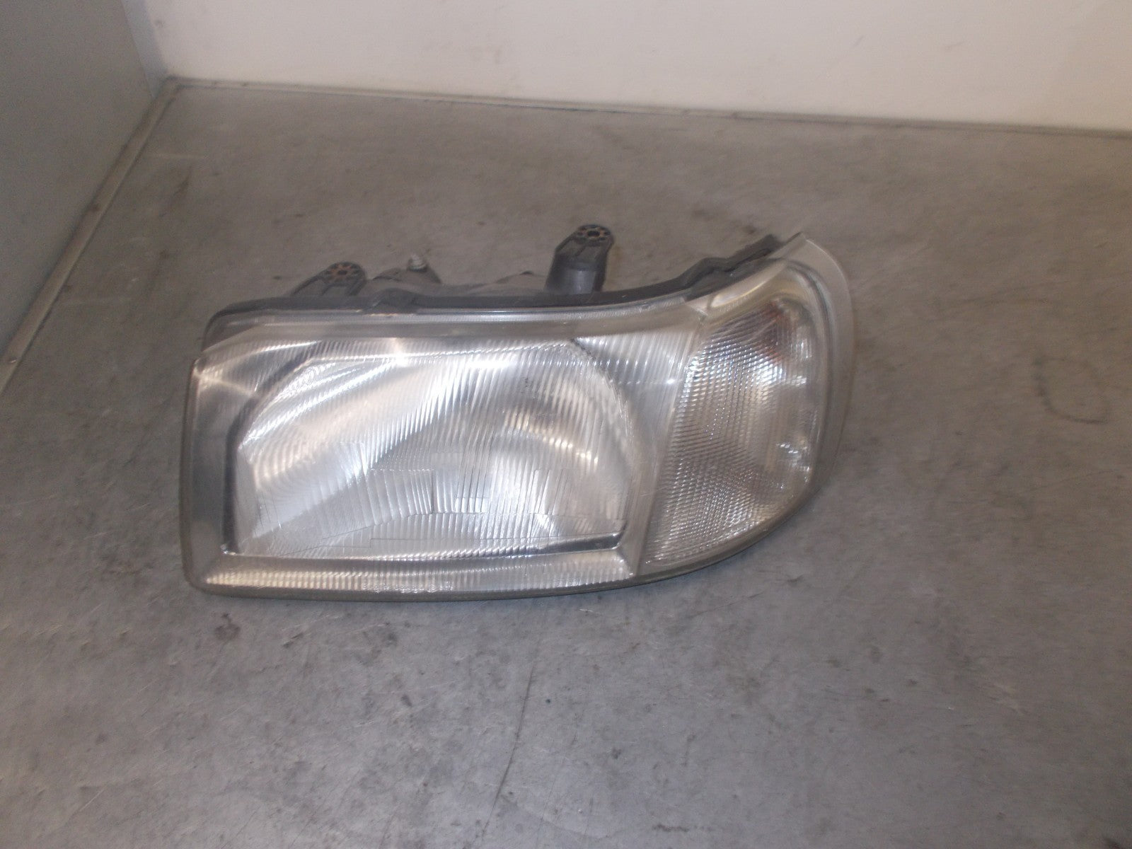 LAND ROVER L314 MK1 NS PASSENGER SIDE HEADLIGHT HEADLAMP