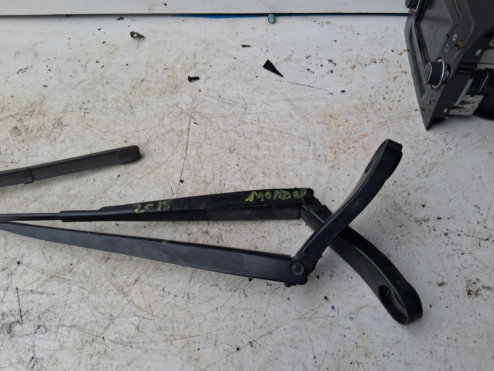 2018 FORD MONDEO MK5 FRONT WINDSCREEN BOTH WIPER ARMS