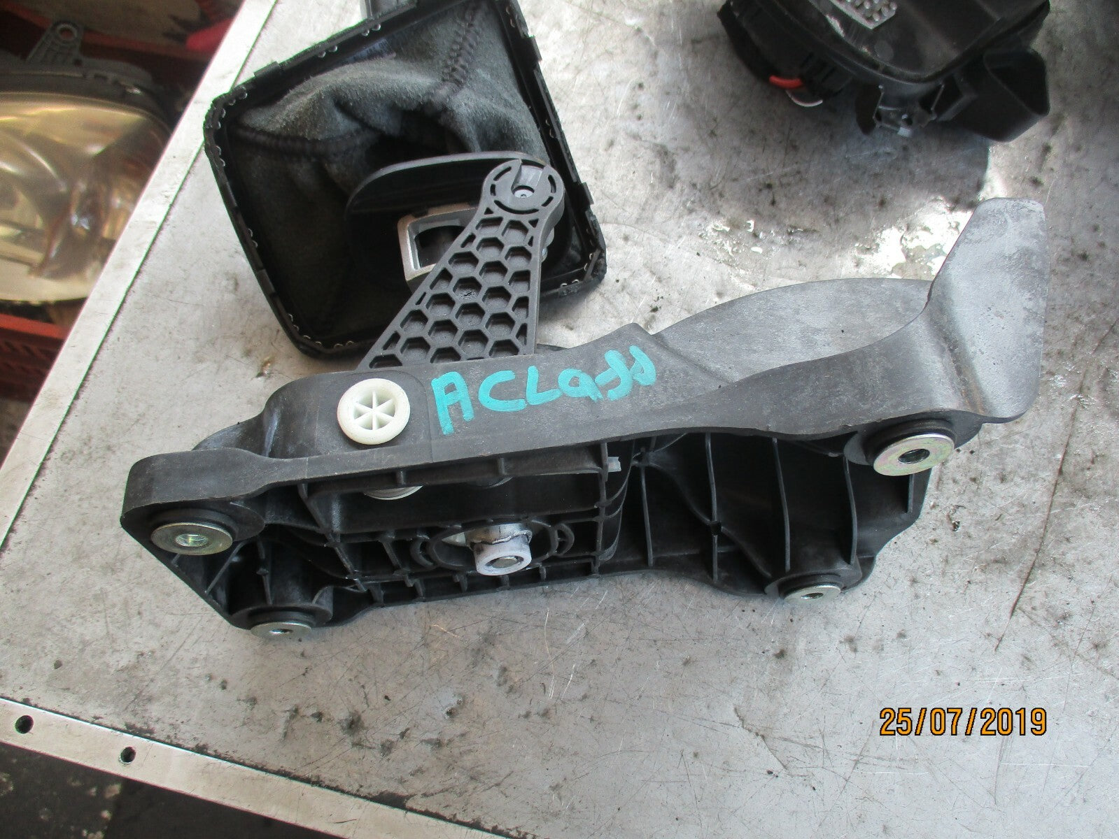 MERCEDES A CLASS W176 1.5 DIESEL 6 SPEED MANUAL GEAR SELECTOR & KNOB A1763600209