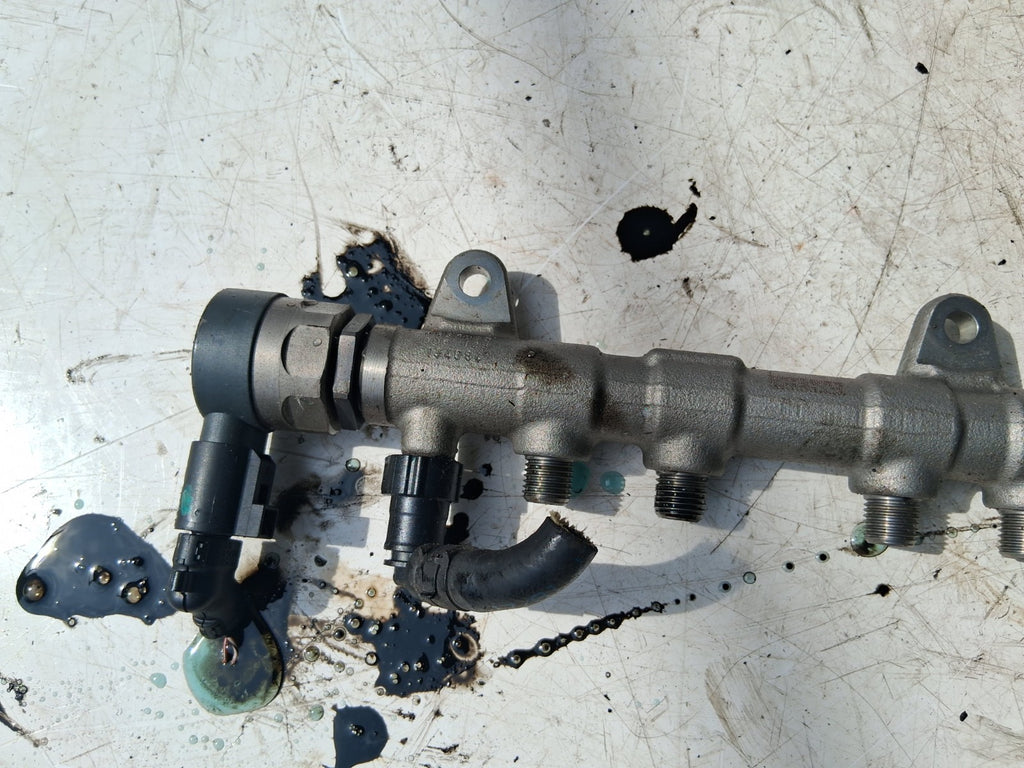 2018 BMW X1 F48 2.0 DIESEL INJECTOR FUEL RAIL