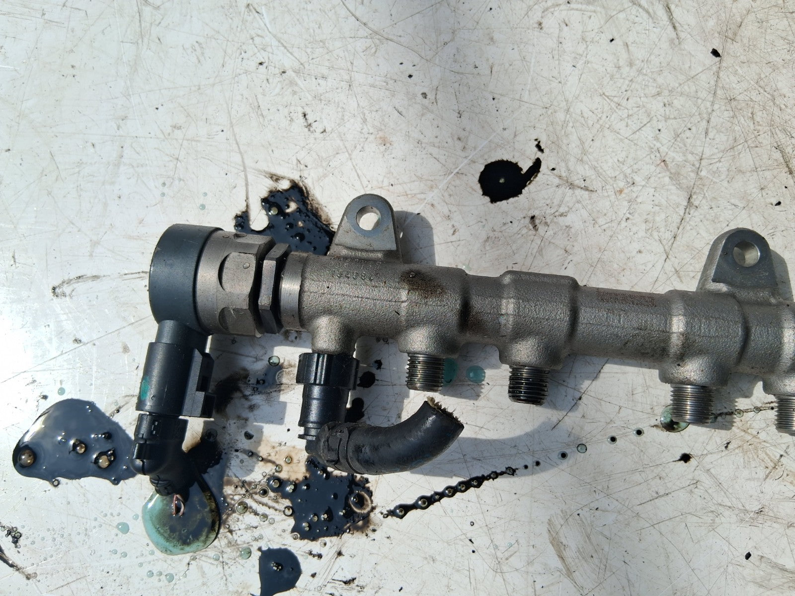 2018 BMW X1 F48 2.0 DIESEL INJECTOR FUEL RAIL